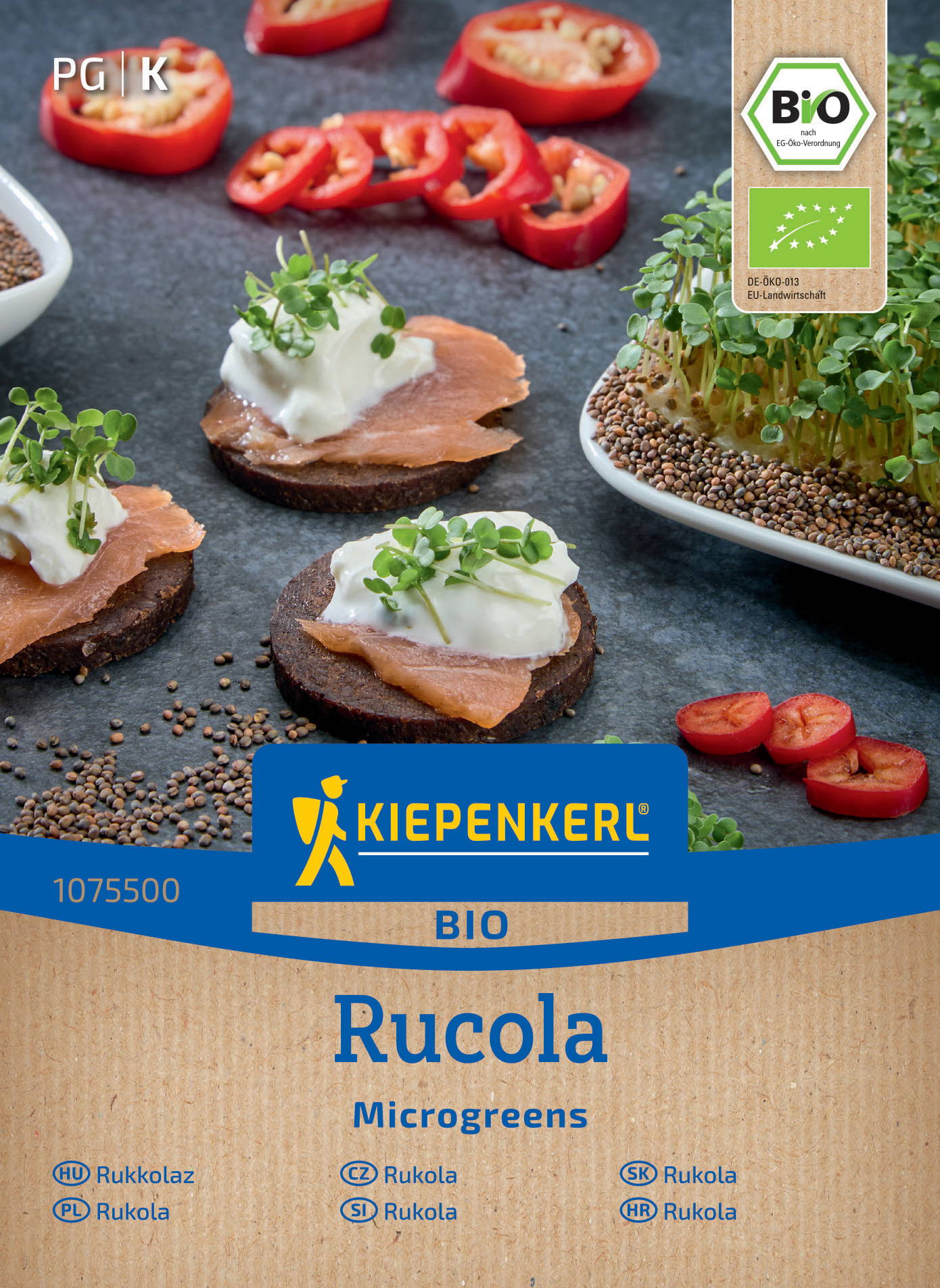 Tomaten, Rucola, Lachs auf Schwarzbrot mit Frischkäse, Microgreens auf weißer Schale mit Sprossen.
