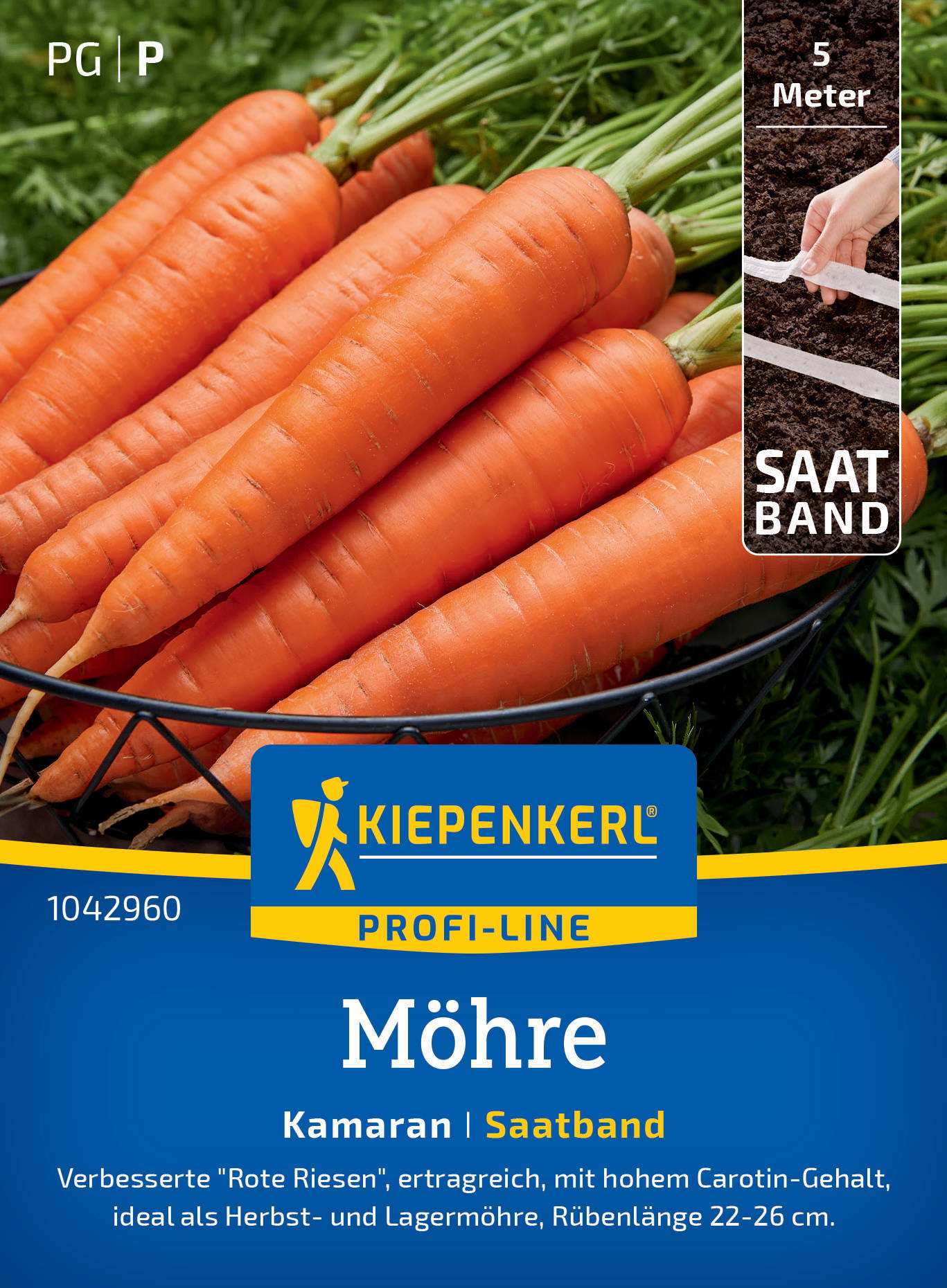 Bunte Karotten in einer schwarzen Schüssel auf grünem Beet.