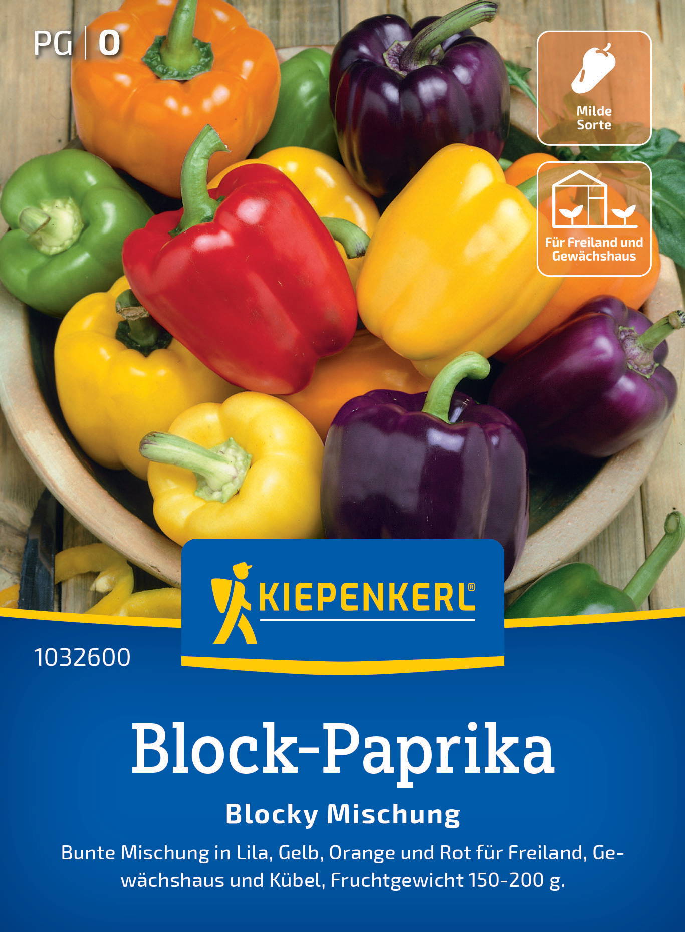 Bunte Paprika in Grün, Gelb, Orange und Rot in einem Holzschüssel.