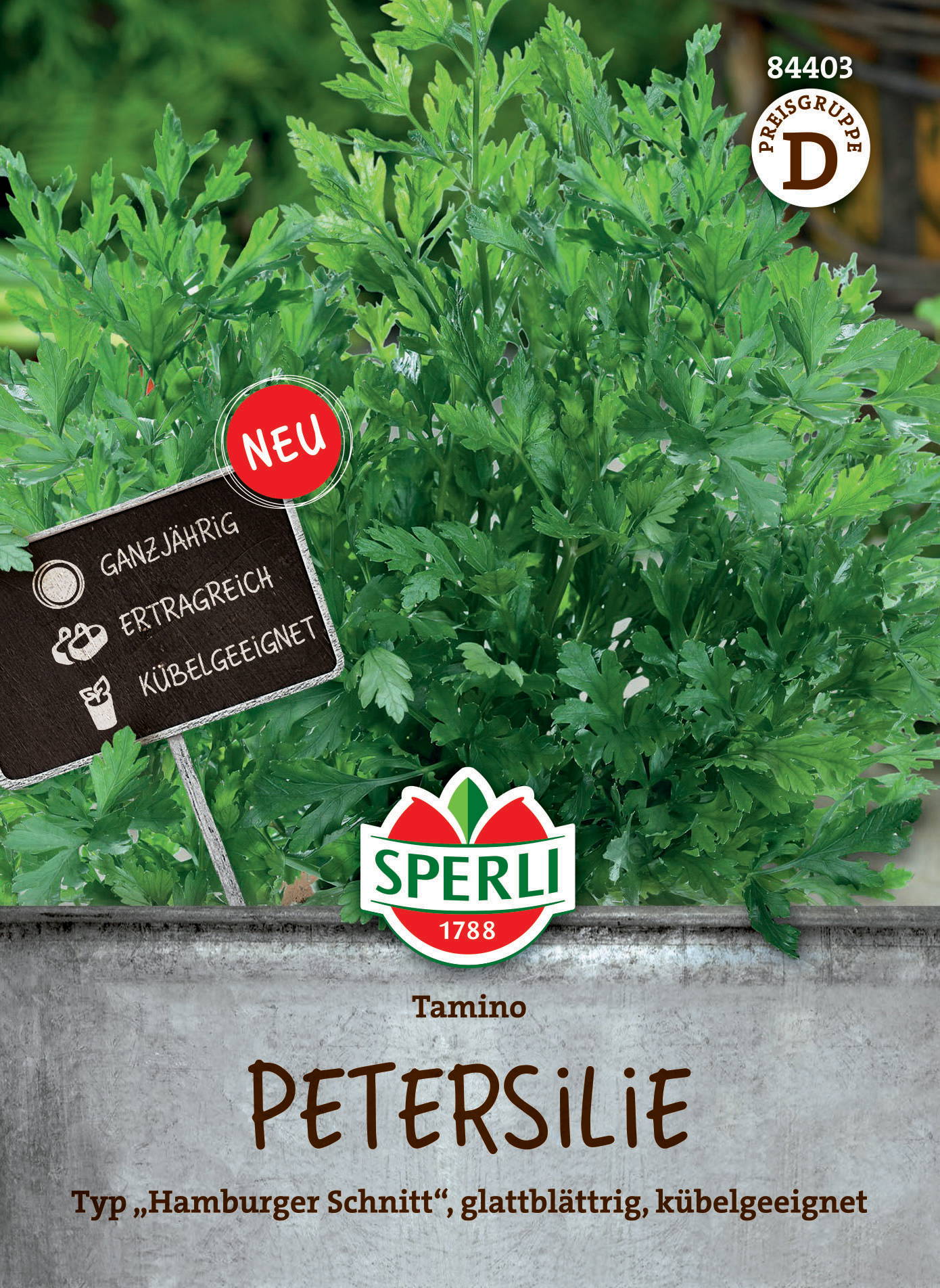 Grüner Blätterteppich der Petersilie im Pflanzkübel, neben einem Schild mit Pflegehinweisen, Logo und Produktname.