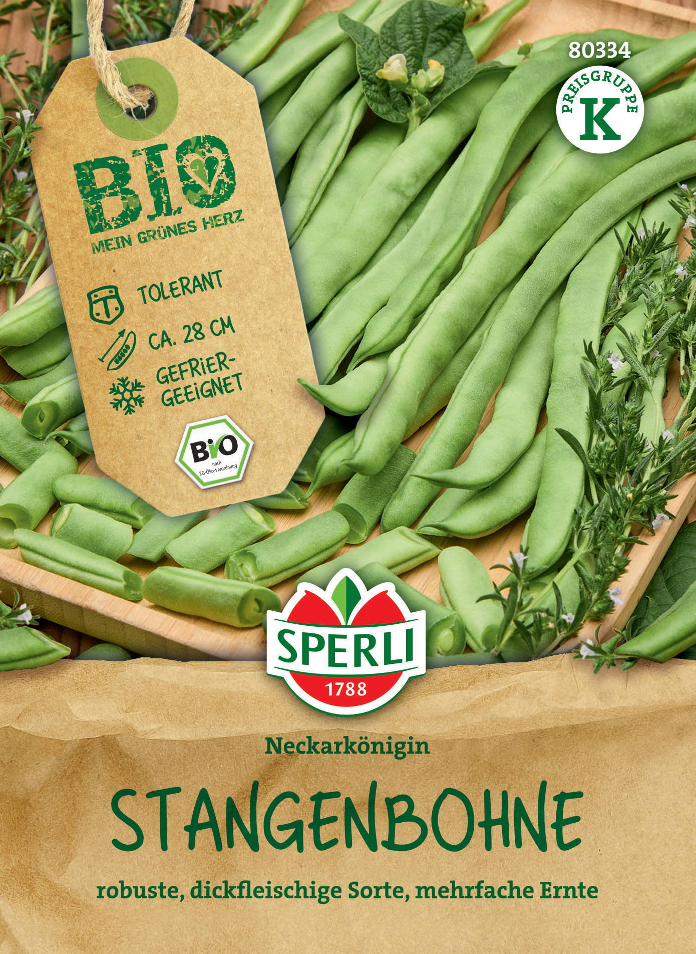 Bündel grüne Stangenbohnen mit Blättern und violetten Blüten auf Holzplatte.