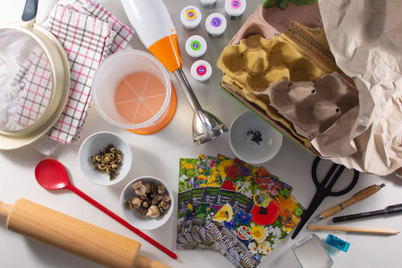 Gärtnerbedarf, Samen, Eierkarton, Schneebesen, Tacker, Papier, Stifte, Wasser, Sieb, Watte, Handtuch, Schüssel, Gedöns.