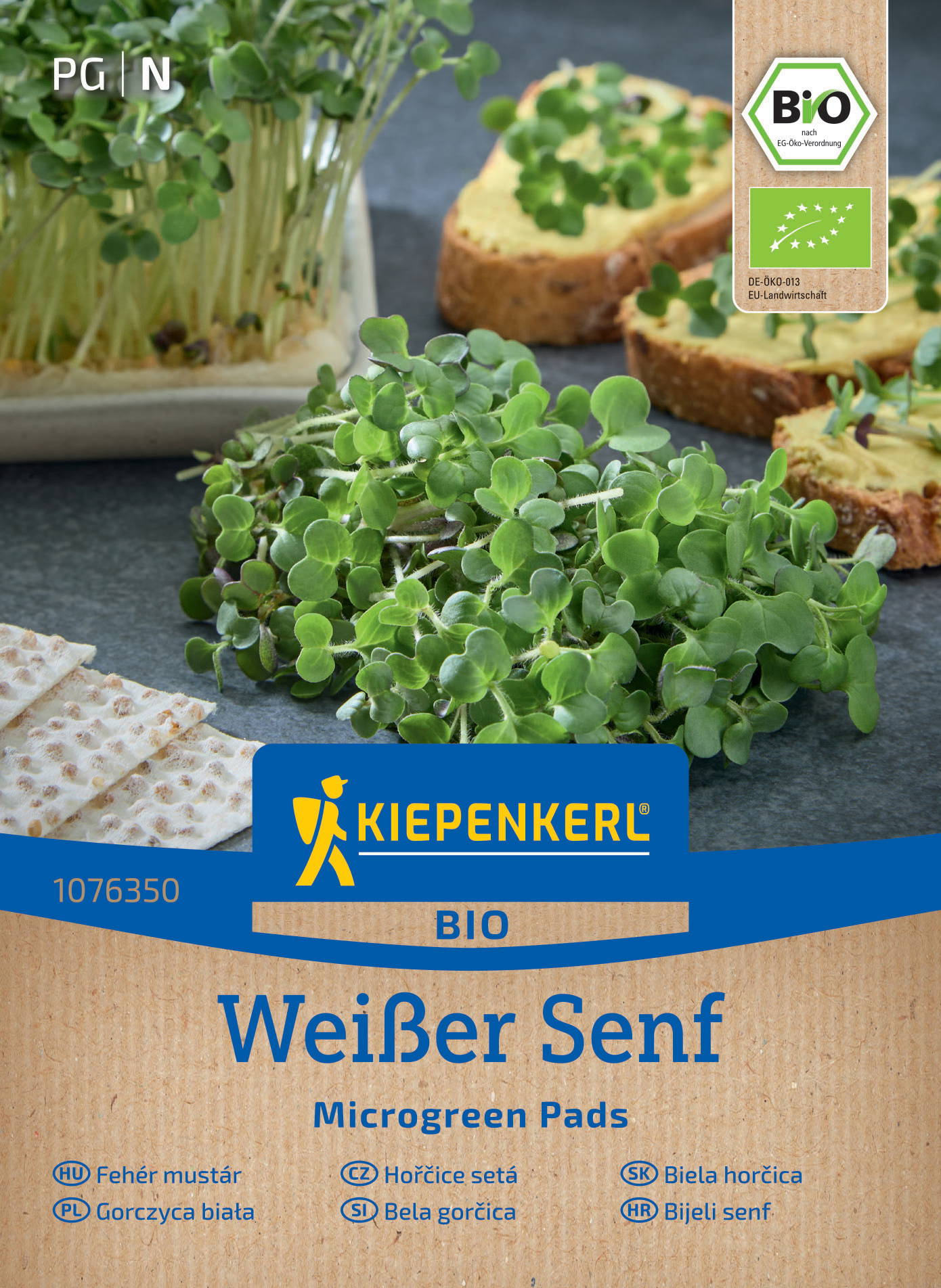 Verschiedene Brote mit grünen Senf-Sprossen und Kresse auf einem dunklen Teller.