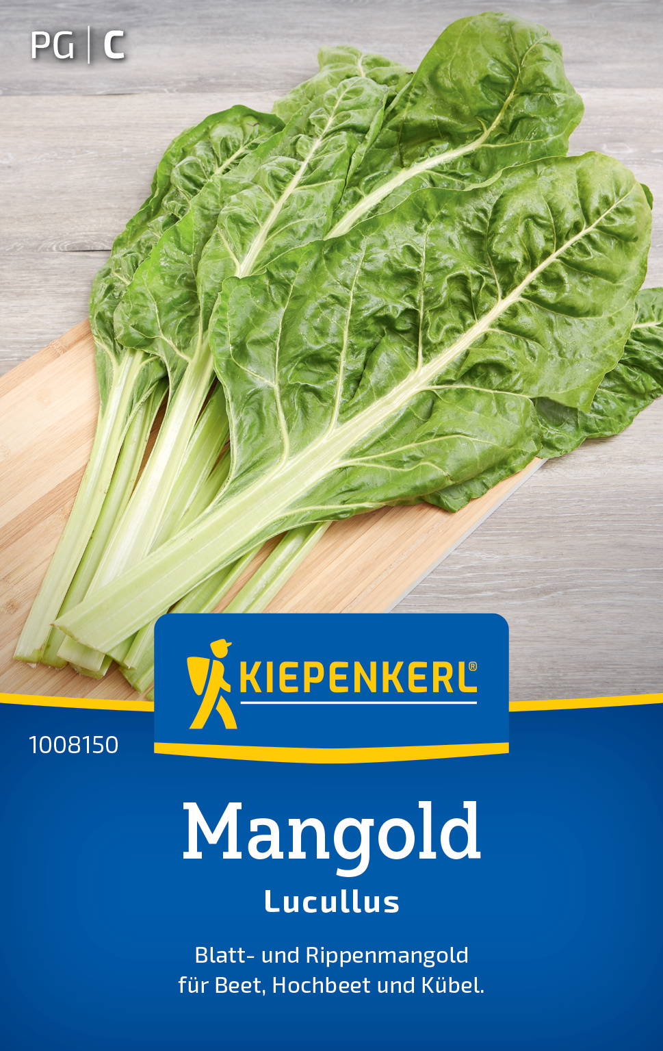 Mangold auf Holzbrett vor hellem Holztisch, Verpackung mit blauer Beschriftung im Vordergrund.