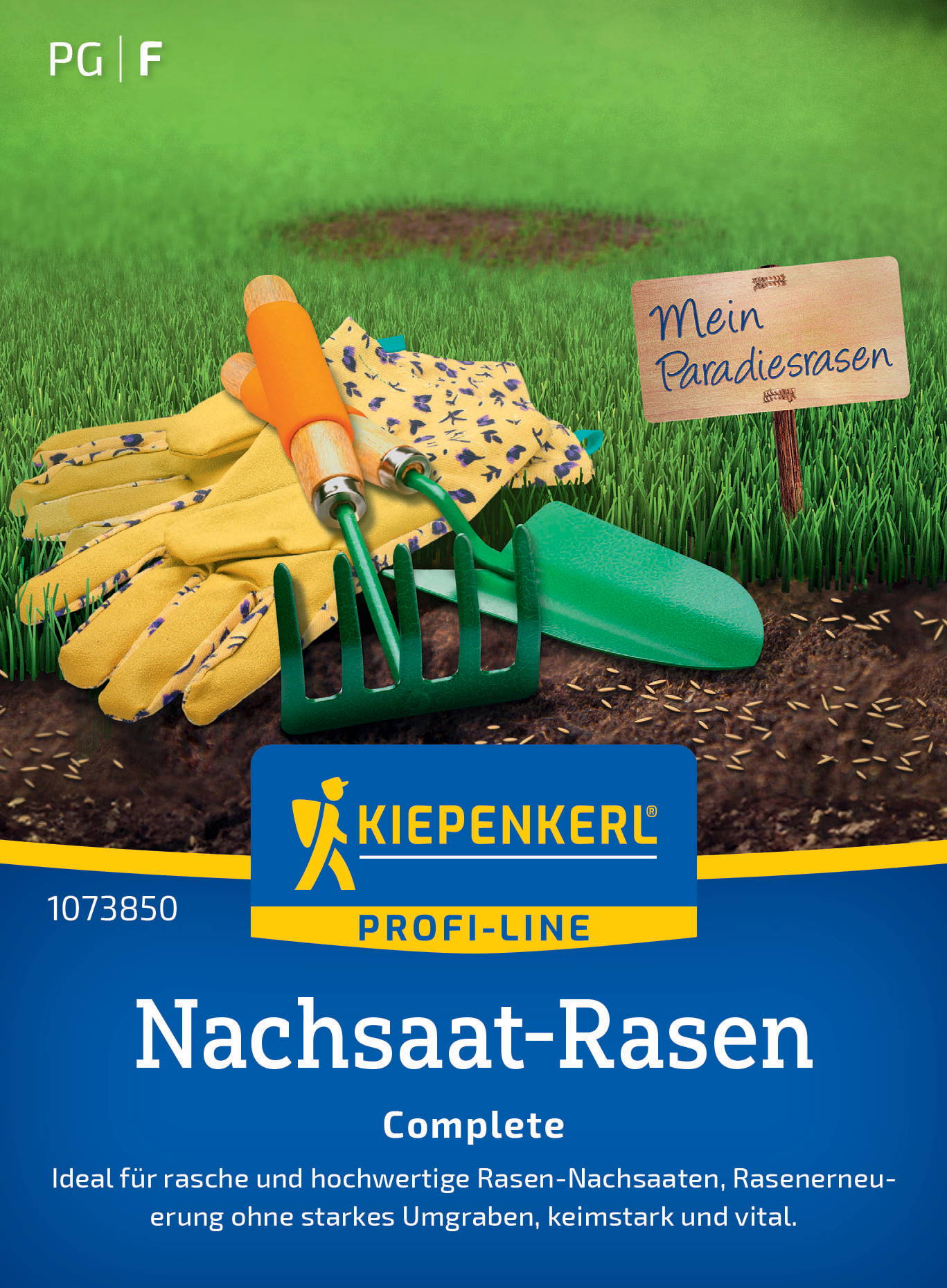 Gartenwerkzeuge, Gummihandschuhe, Saatgut, Holzschild mit „Mein Paradiesrasen“ im grünen Rasen.