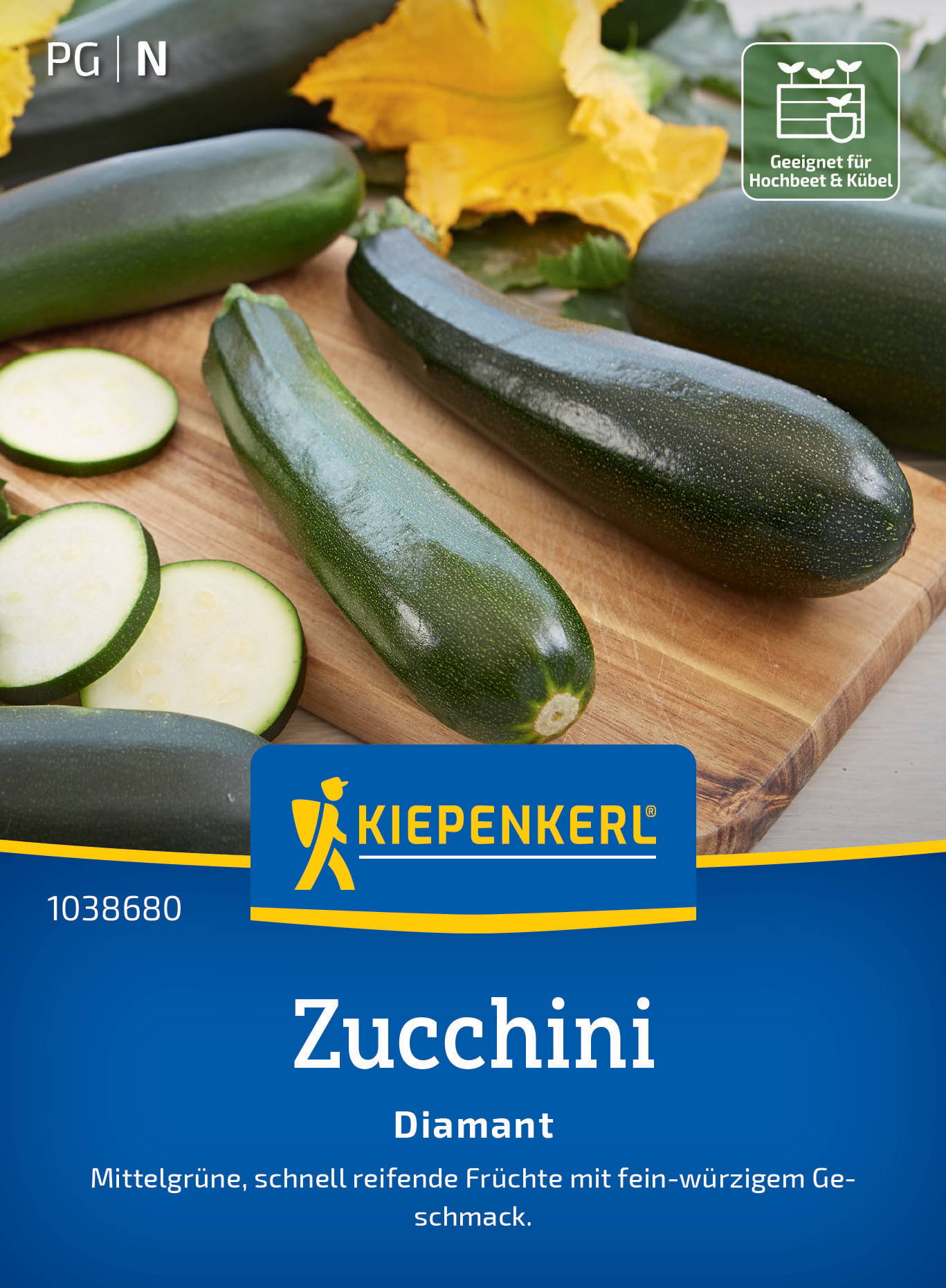 Zucchini auf Schneidebrett, einige ganz, einige in Scheiben, gelbe Herbstblätter im Hintergrund, Kiepenkerl Verpackung