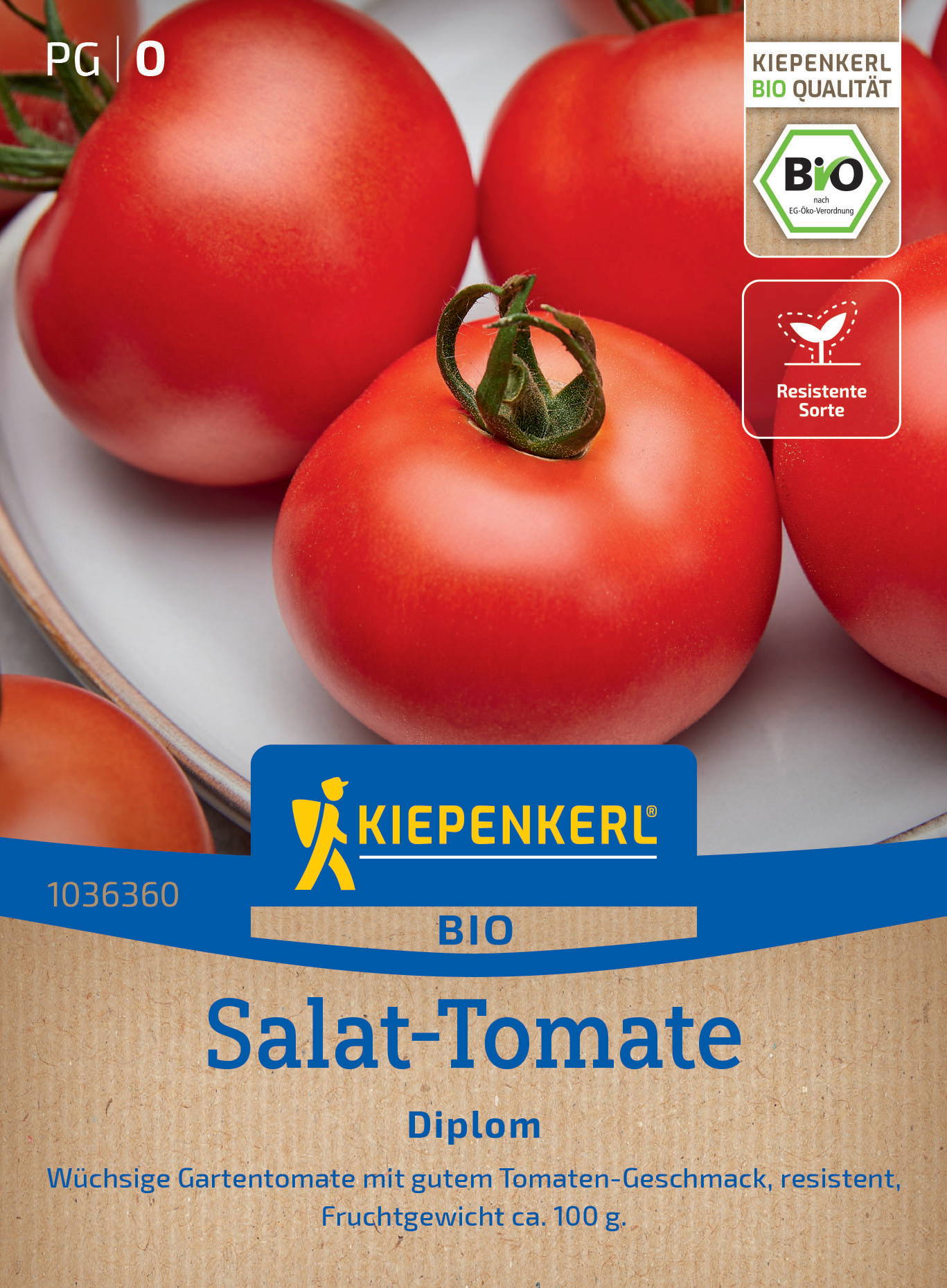 Drei rote Tomaten auf einem weißen Teller, eine Tomate mit grünem Stiel, Verpackung mit Bio-Label und Kiepenkerl Logo.