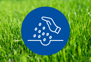Ein blauer Kreis mit dem Symbol einer Hand, die Saatgut aussät befindet sich auf einem Hintergrund mit einer grünen Rasenwiese