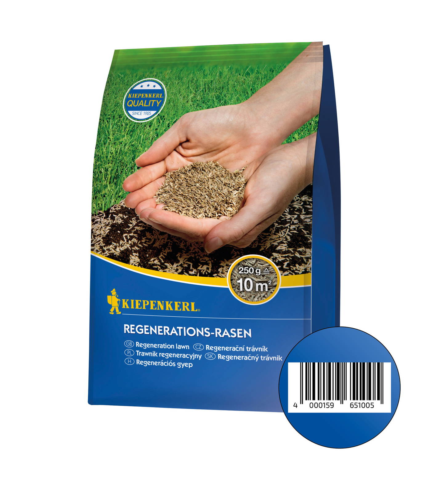 Hand hält Samen auf Boden und Gras, blauer Samentütchen mit Barcode, Text, Symbolen, Farben.