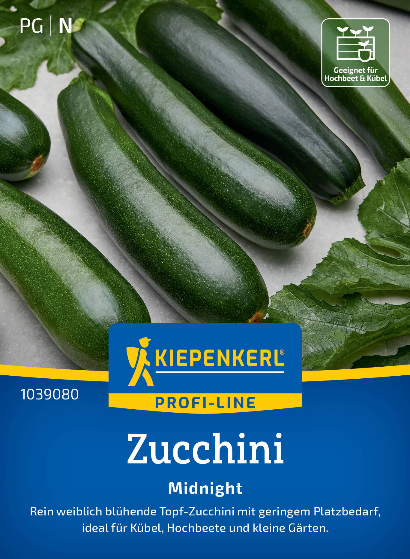Grüne Zucchini mit Wasser, paar Blatt Grünzeug, Kiepenkerl Verpackung mit blauer Beschriftung, Zucchini Midnight.