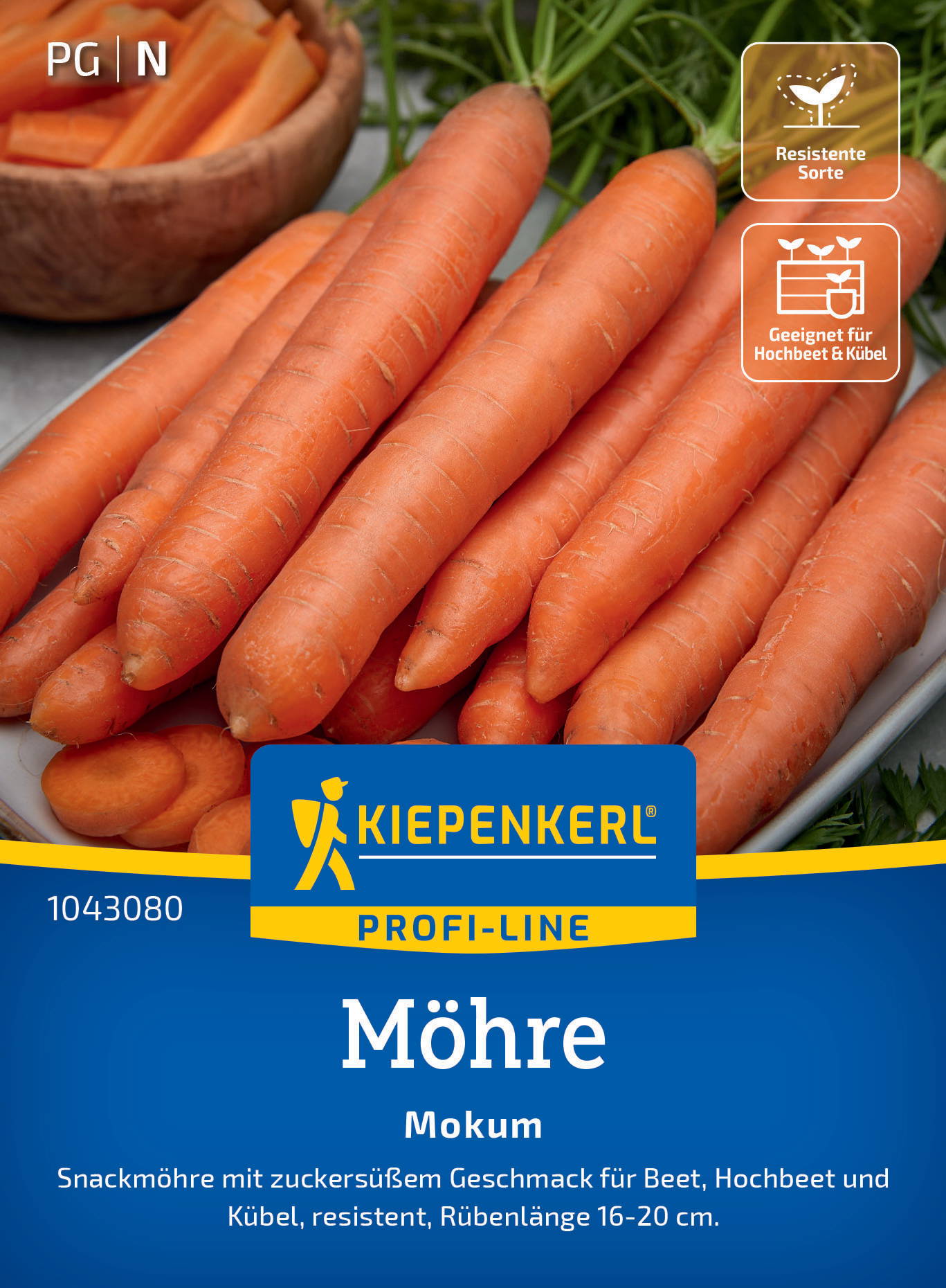 Mehrere orange Möhren auf einem Teller mit grünen Blättern im Hintergrund.