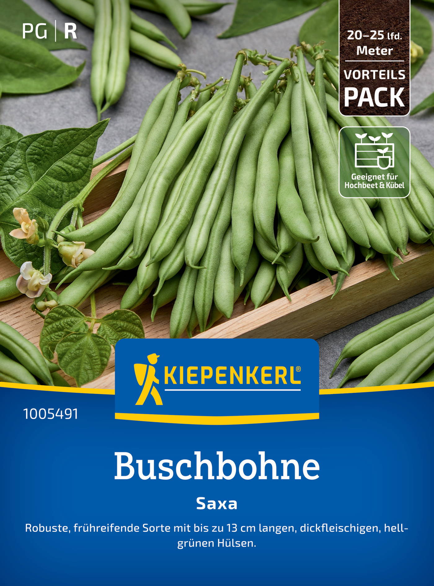 Bündel hellgrüner Buschbohnen auf einem Holzbrett mit grünen Blättern und Blüten, Kiepenkerl Verpackung.