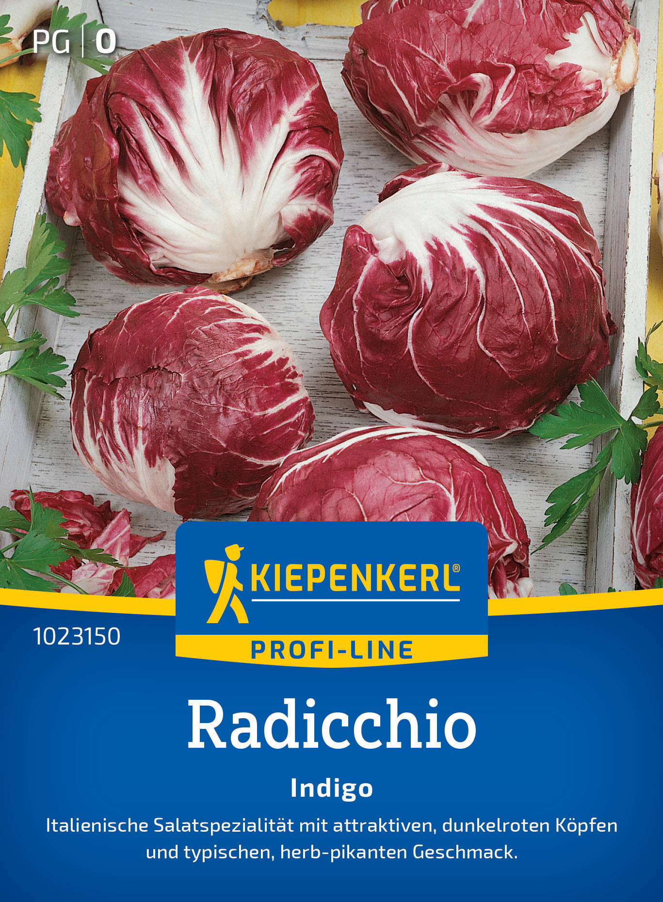 Radicchio mit dunkelroten Köpfen auf weißem Holztablett, grüne Petersilienblätter.