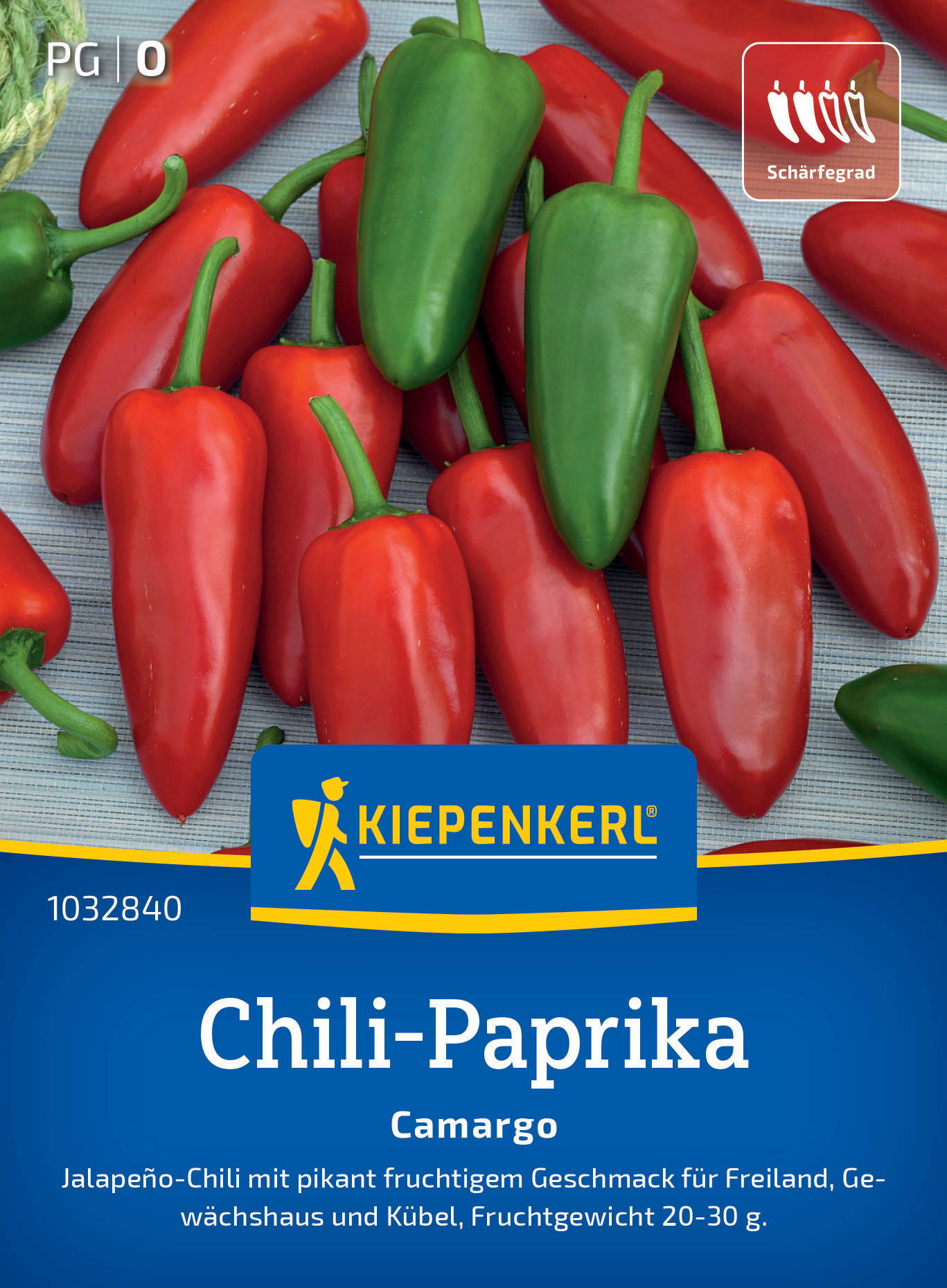 Bunte Jalapeño-Chili in Rot und Grün auf grauem Stoff.