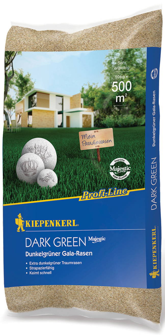 Beige Sand, moderne weiße und Holzhäuser, grüne Bäume, Himmel, Gras, Plastikschild "Mein Paradiesrasen" mit weißen Ballkugeln, blauer Verpackungsbereich.