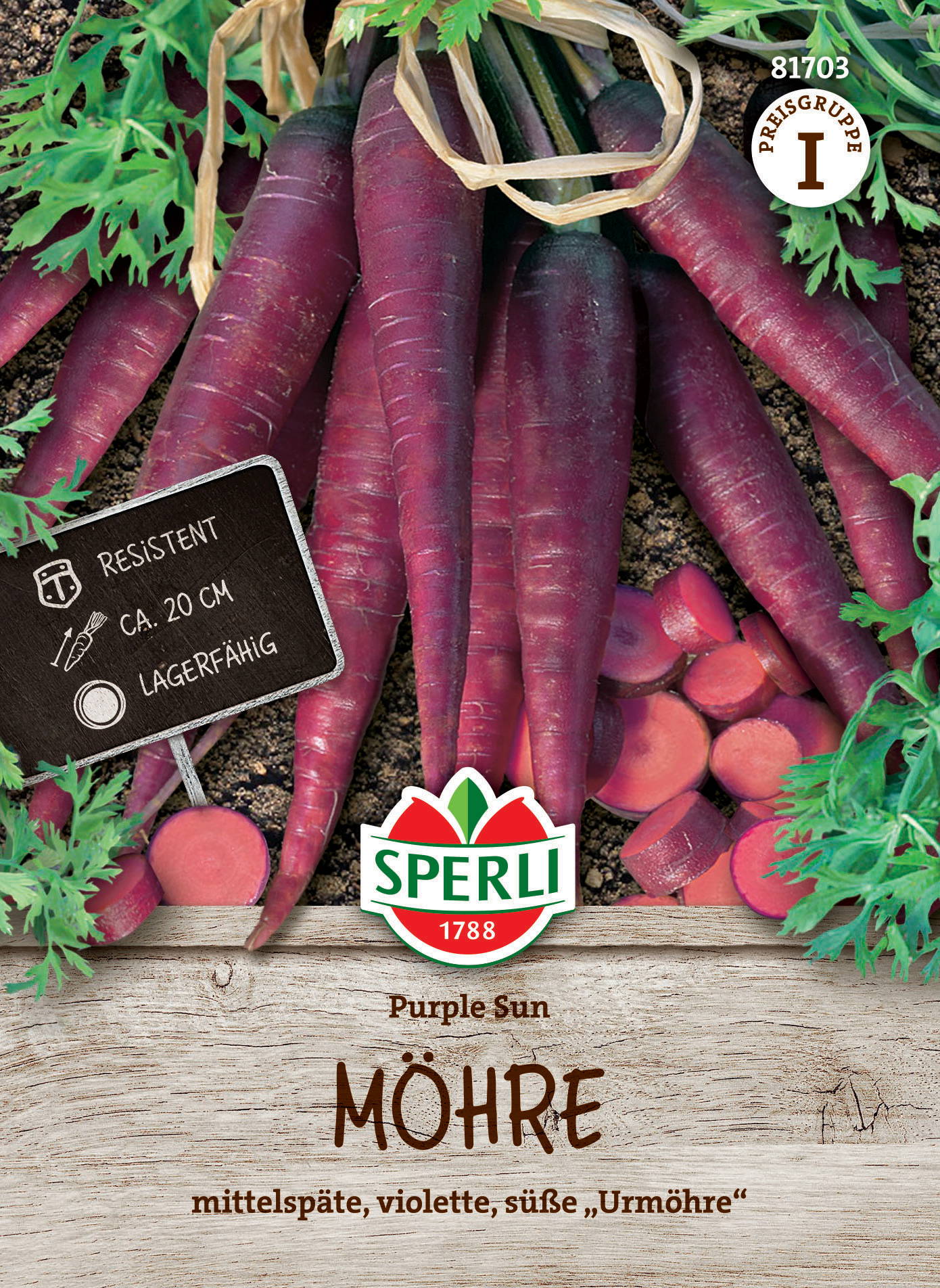 Bunte violette Möhren mit grünen Blättern, einige liegen geschnitten im Ackerboden.