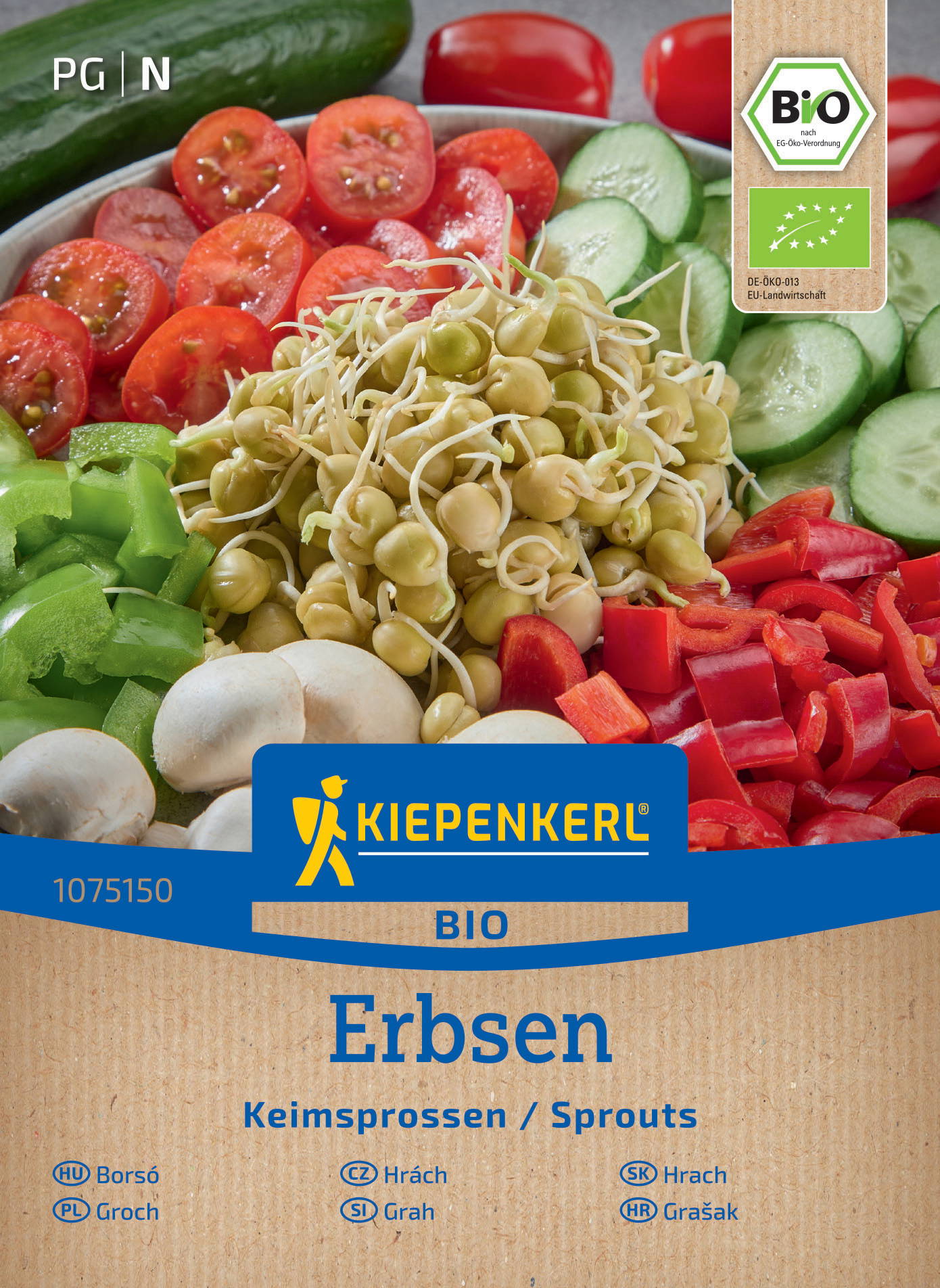 Bunte geschnittene Tomaten, Gurken, Paprika, Pilze, Kartoffeln, Sprossen auf einem Teller.