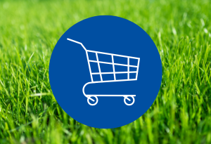 Ein blauer Kreis mit dem Symbol eines Einkaufswagens befindet sich auf einem Hintergrund mit einer grünen Rasenwiese