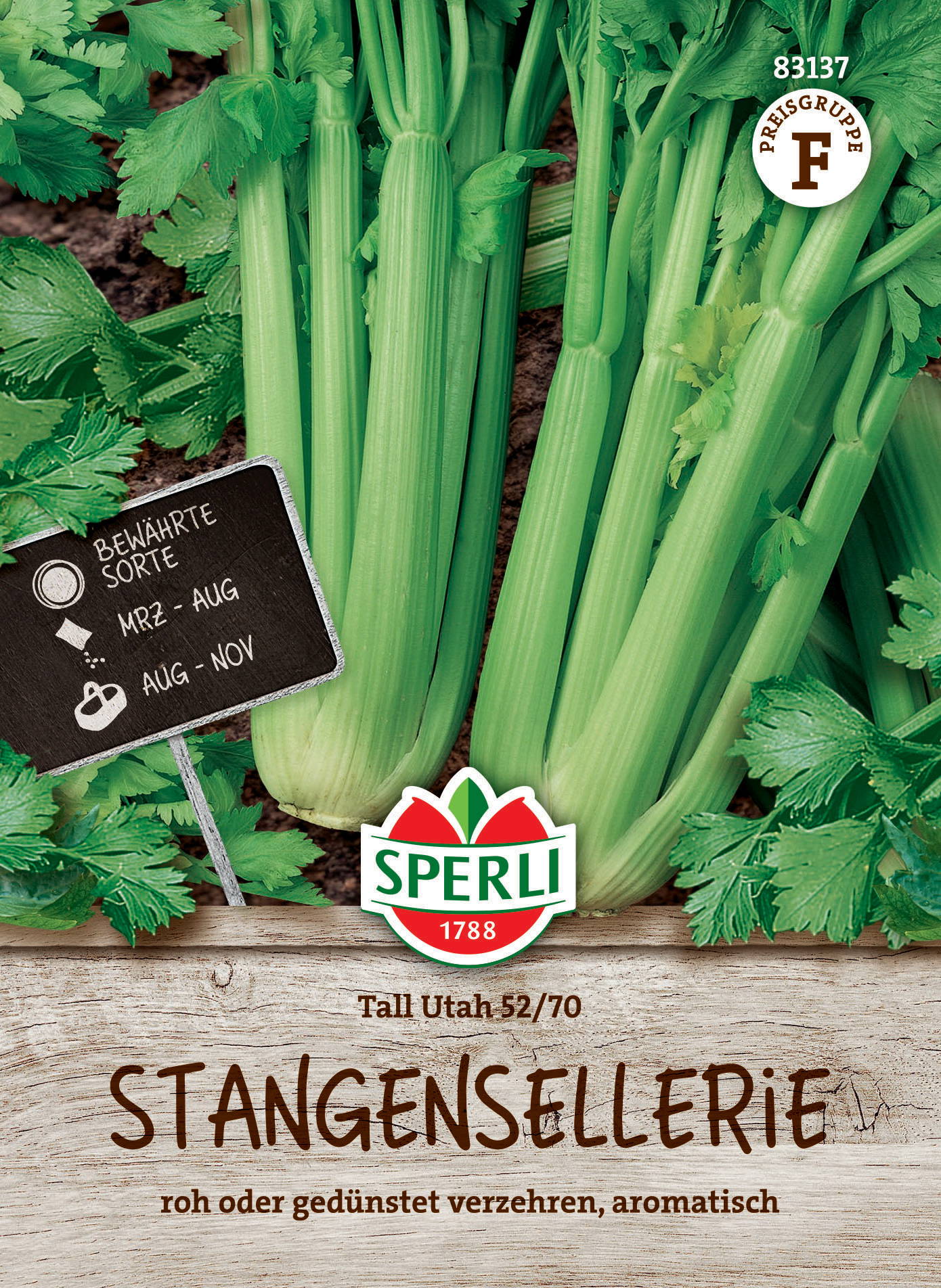 Grüner Stangensellerie wächst im Boden, umgeben von grünen Blättern, mit einem Schild und Verpackungsetikett.