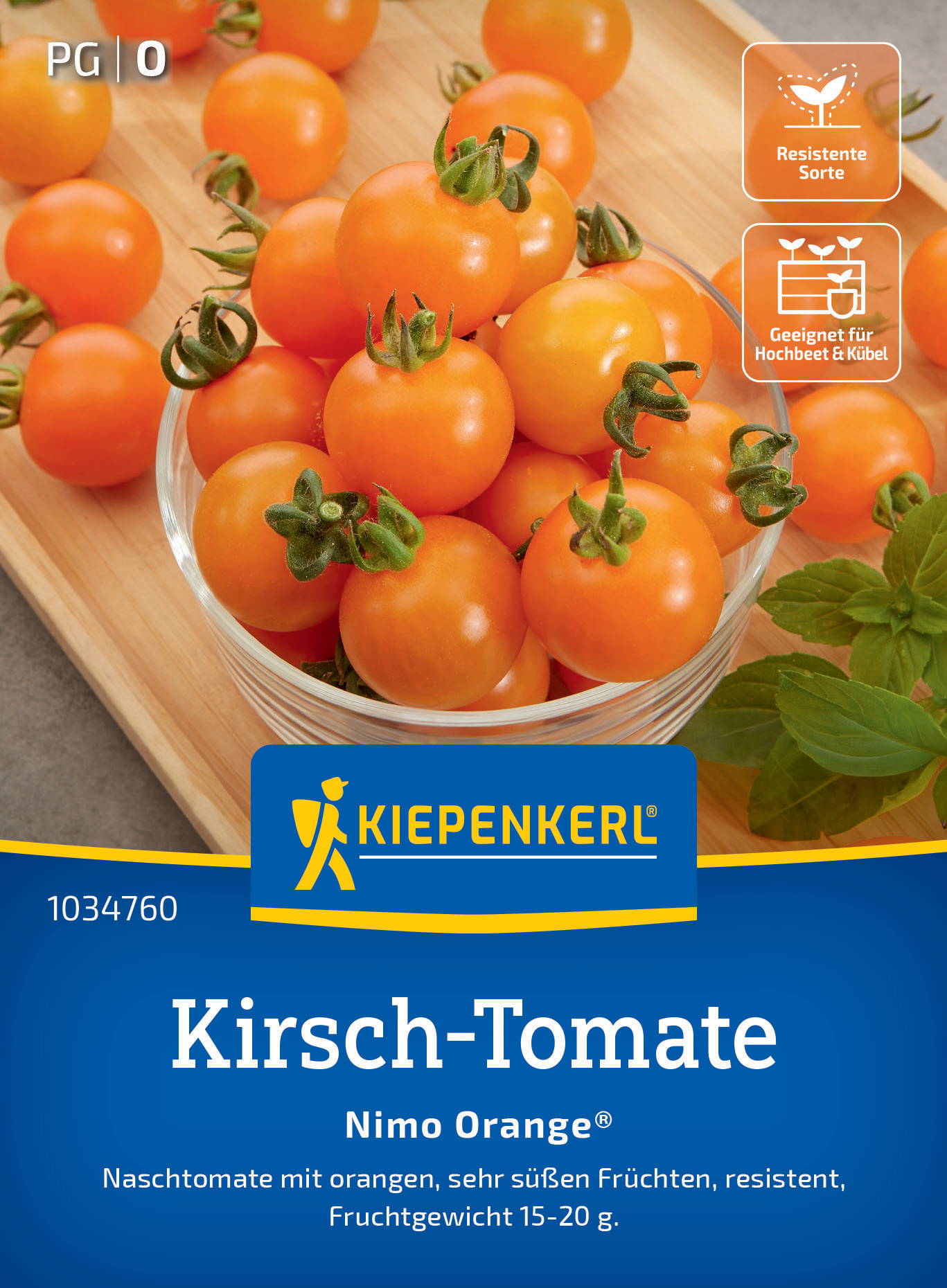 Kleine orange Tomaten mit grünen Stielen in einer Glasschüssel auf Holzbrett, beige Hintergrund.
