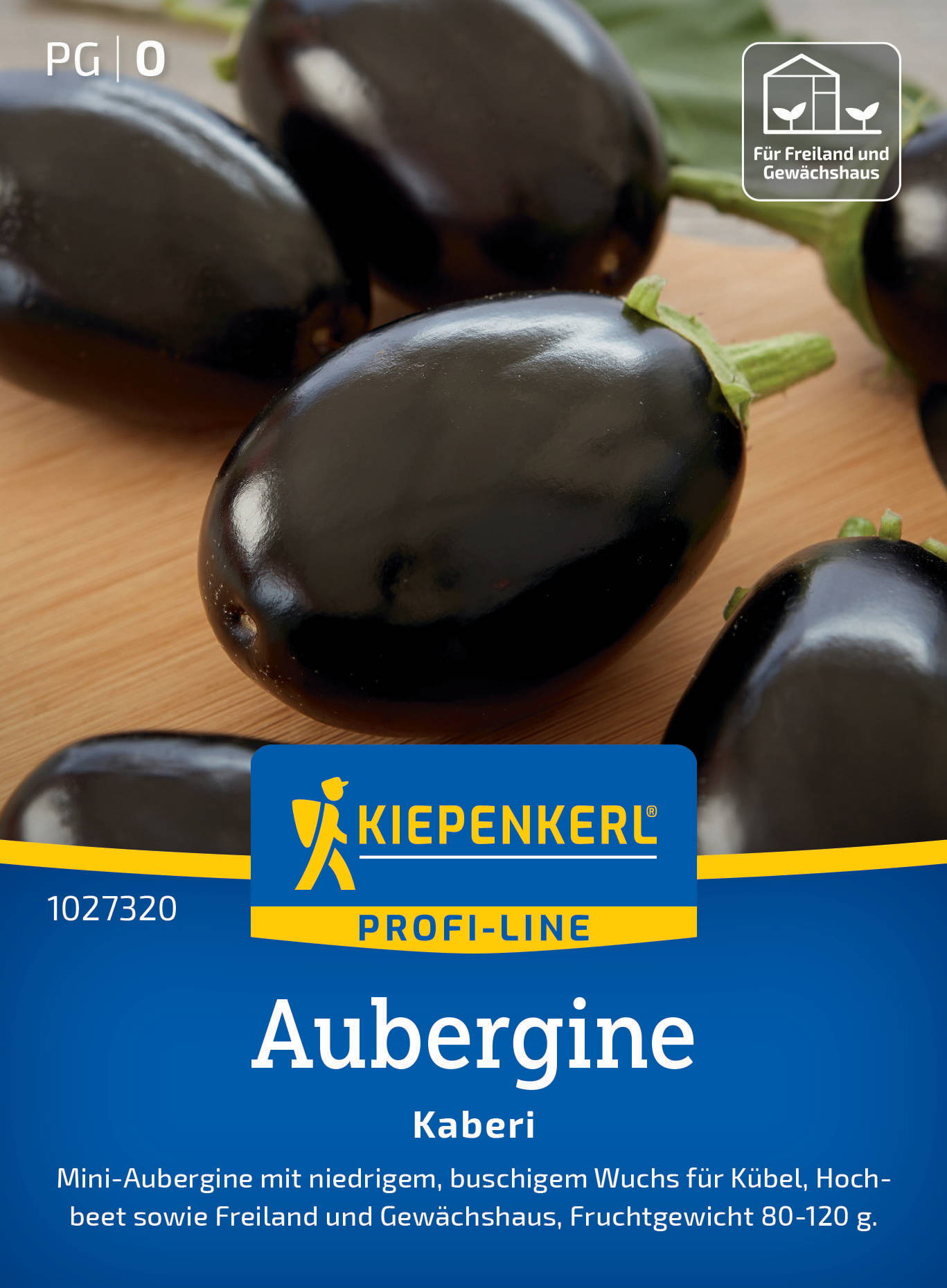 Schwarze Auberginen auf Holzbrett mit grünen Stielen, Verpackung mit blauer Etikette und Kiepenkerl-Logo.