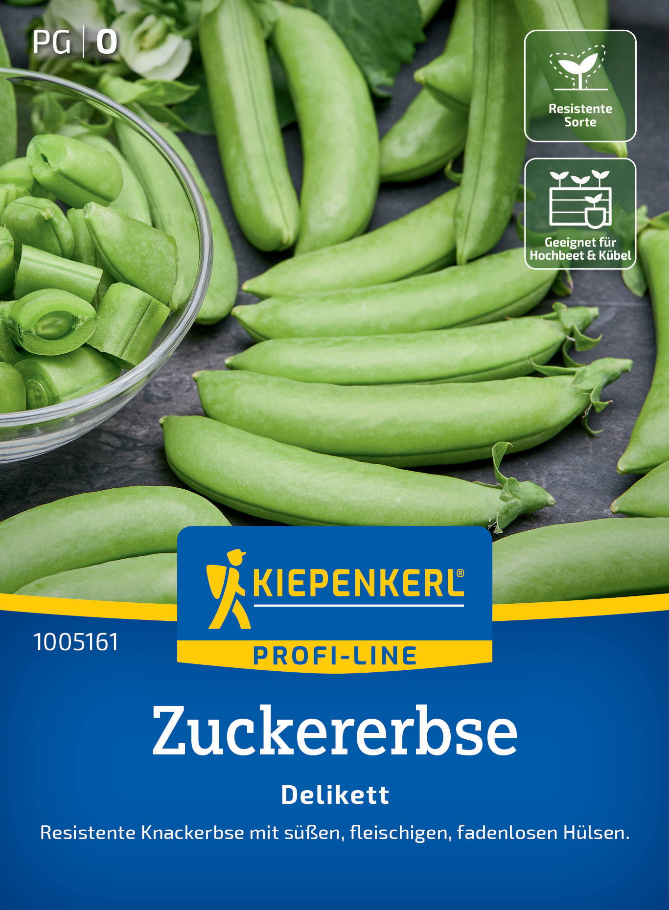 Grüne Zuckererbsen, einige halbiert, in einer Schüssel und auf einem dunklen Untergrund.