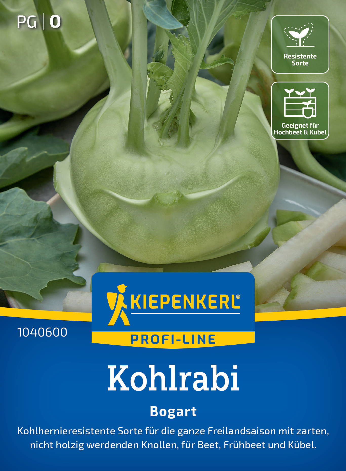 Kohlerabi mit grüner Schale, liegt auf einem weißen Teller; Verpackung mit Marke, Sorte und Anbauhinweisen.