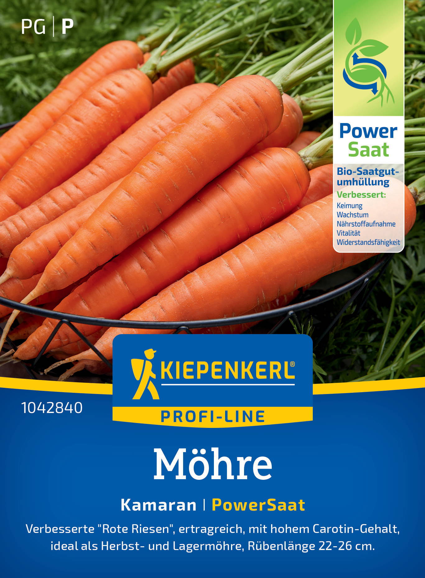 Neben dem Korb mit Karotten liegen grüne Karottenspitzen.