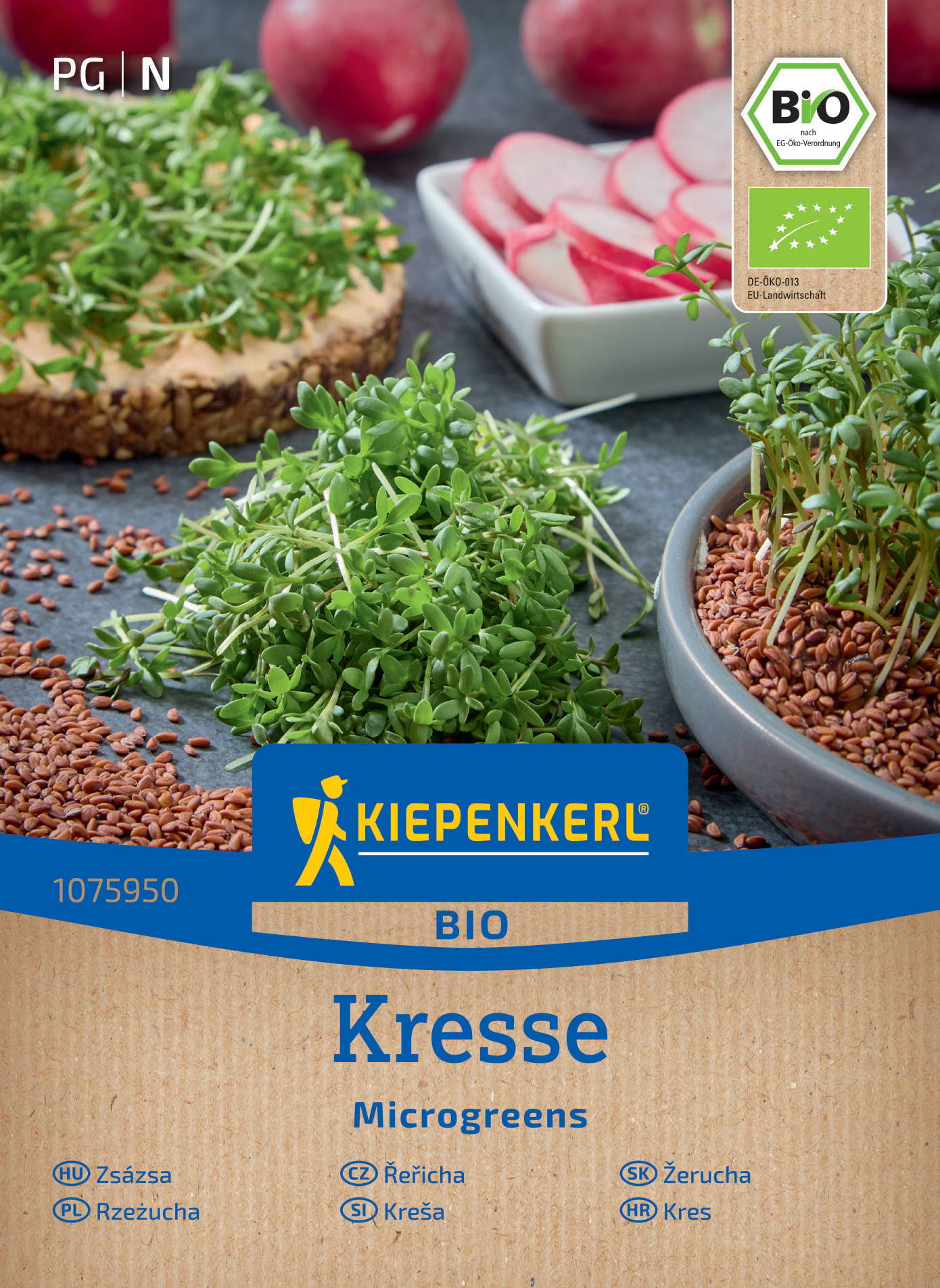 Frische Kresse, Radieschen, Rote Beete, auf dunklem Hintergrund, packaging-Design mit Bio-Labels.