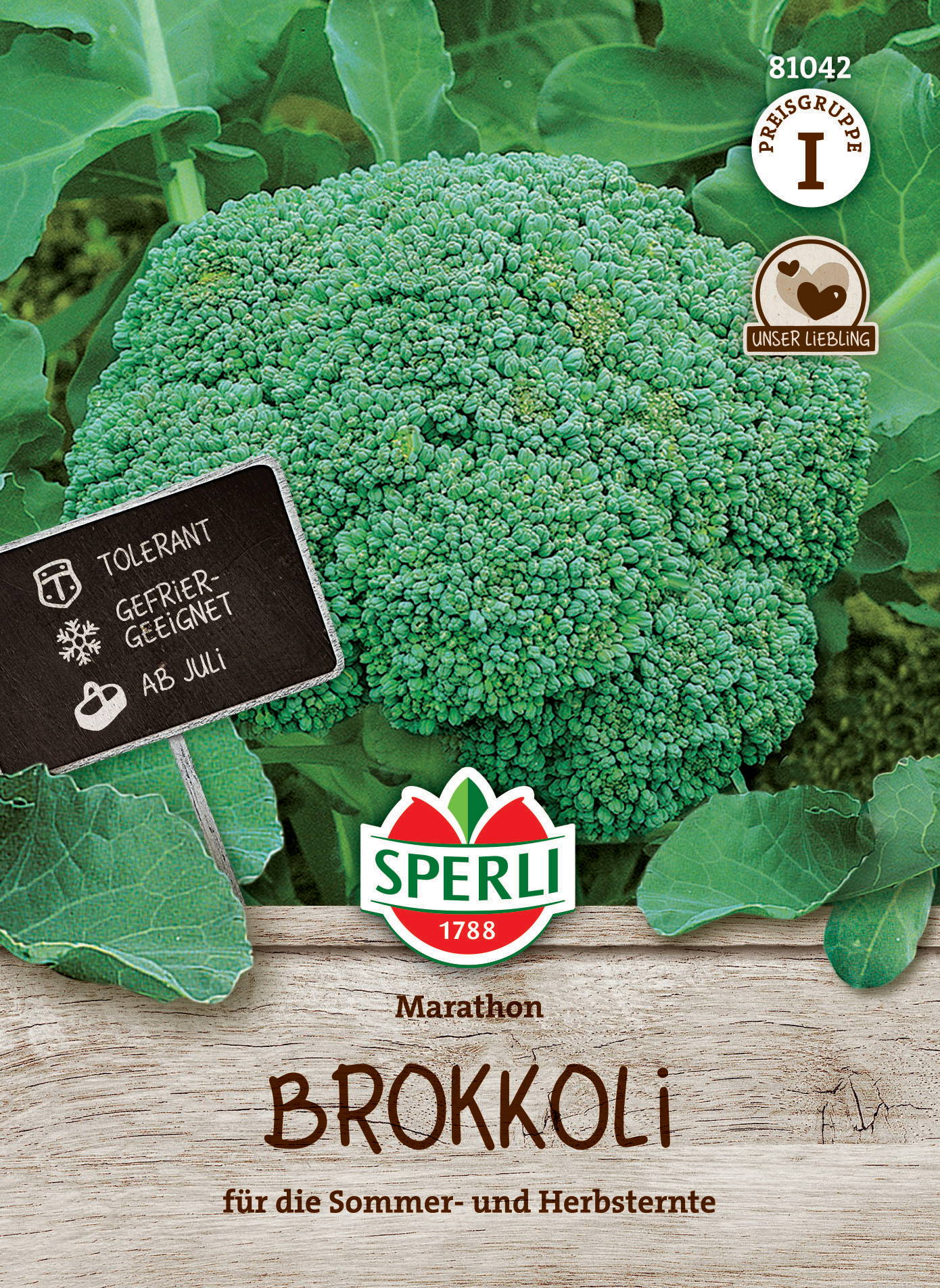 Großer, grüner Brokkoli auf Blättern mit Etikett, Marke Sperli, und Holzoptik-Hintergrund.