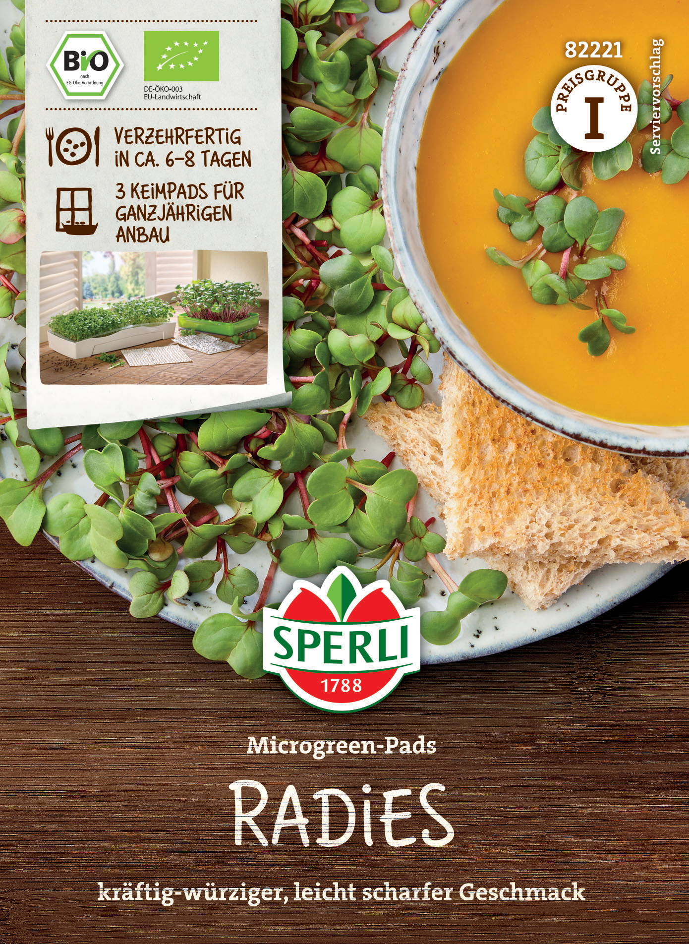 Schüssel mit Radieschen-Sprossen, Brot, eine Schüssel Suppe, Verpackung mit grüner Pflanze im Hintergrund.