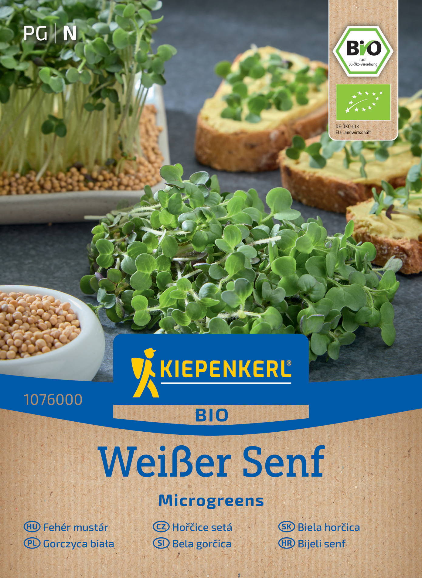 Frisches Microgreen mit Toastscheiben, Kiepenkerl Bio-Label, grüne Gewürz- und Essensdeko auf grauem Steinboden.