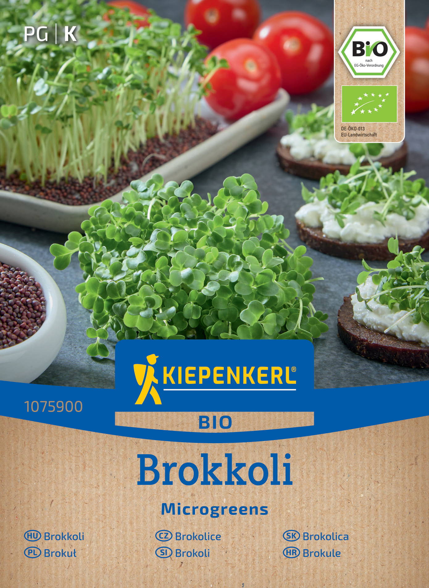 Frische Brokkolispitzen, Tomaten, Radieschen und belegte Brote mit Frischkäse und Microgreens auf dunklem Untergrund.