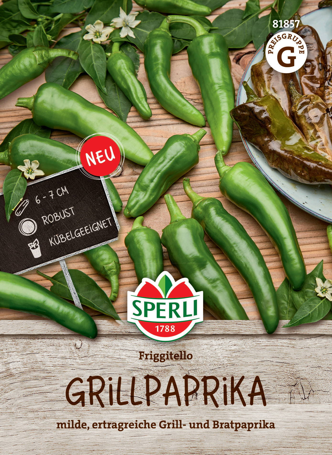 Grillpaprika in verschiedenen Größen, grün, auf Holz, daneben gegrillte Paprika, Plakat mit Produktinformationen.