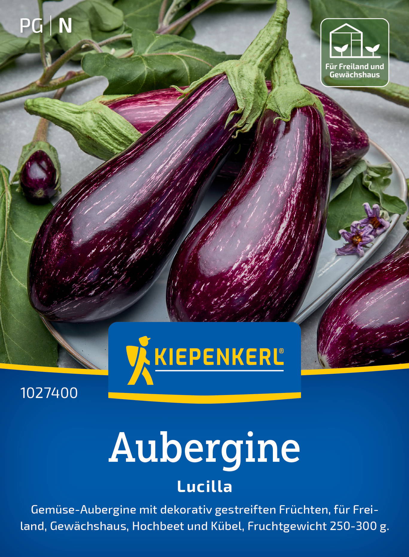 Drei gestreifte Auberginen mit grünen Stielen und Blättern, umgeben von weiteren Auberginen und Blüten.