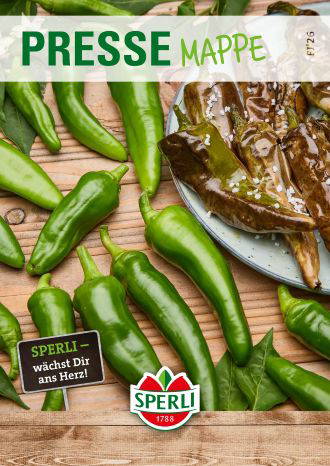 Grüne Chilischoten auf einem Holztisch mit dem Text Pressemappe