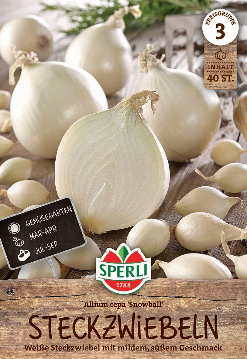 Weiße Zwiebeln auf einem hölzernen Hintergrund, einige halbiert, andere ganz, mit einem Schild und Logo.