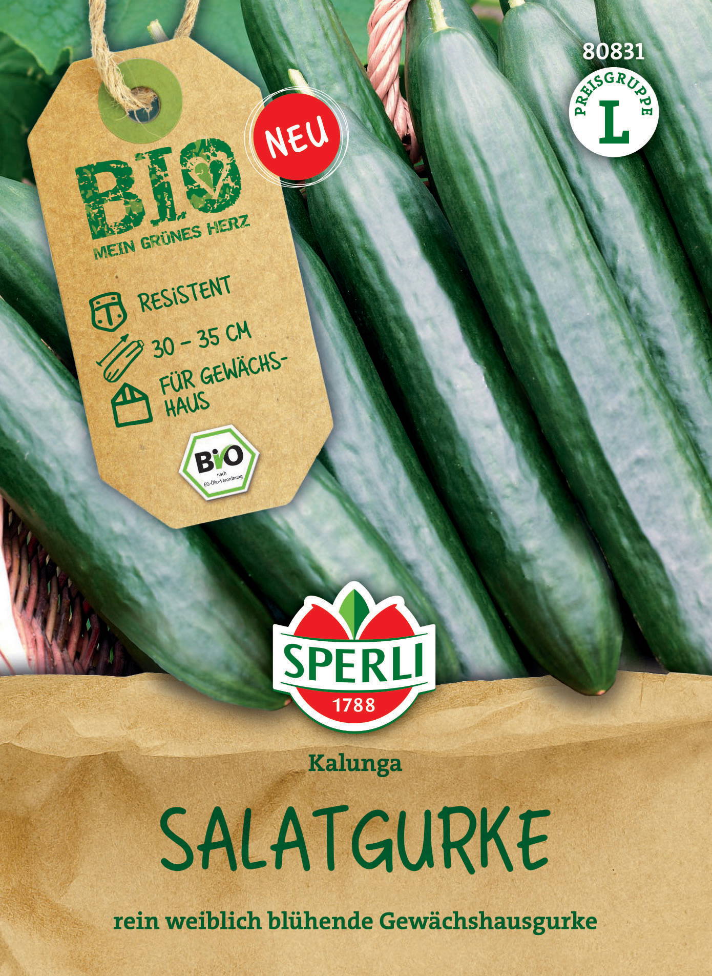 Grüne Salatgurken liegen nebeneinander, an einem braunen Papieretikett mit Grüntönen und Logo.