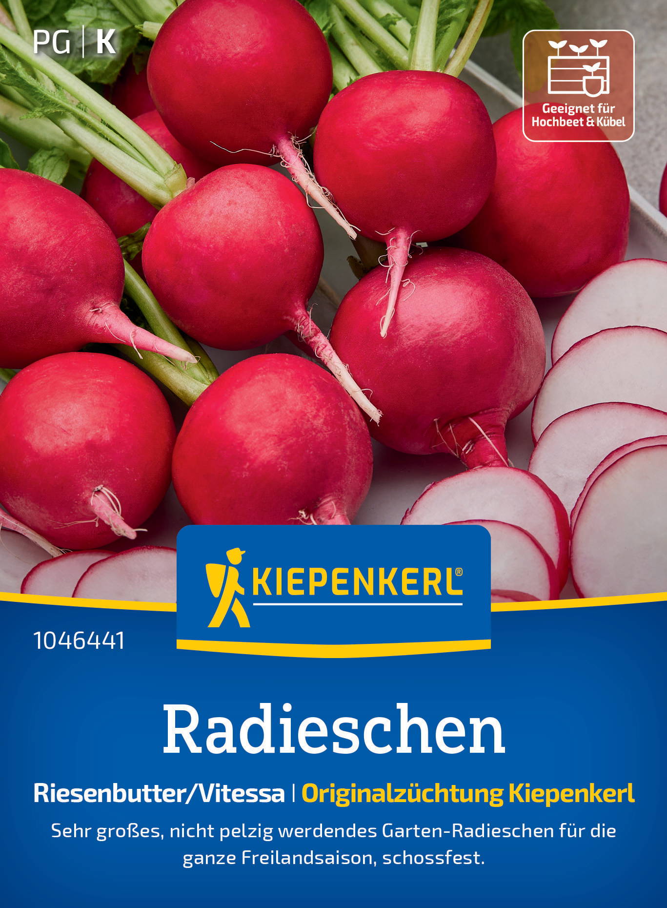 Radieschen mit roten Knollen, grünen Blättern und geschnittenen Radieschenstücken.