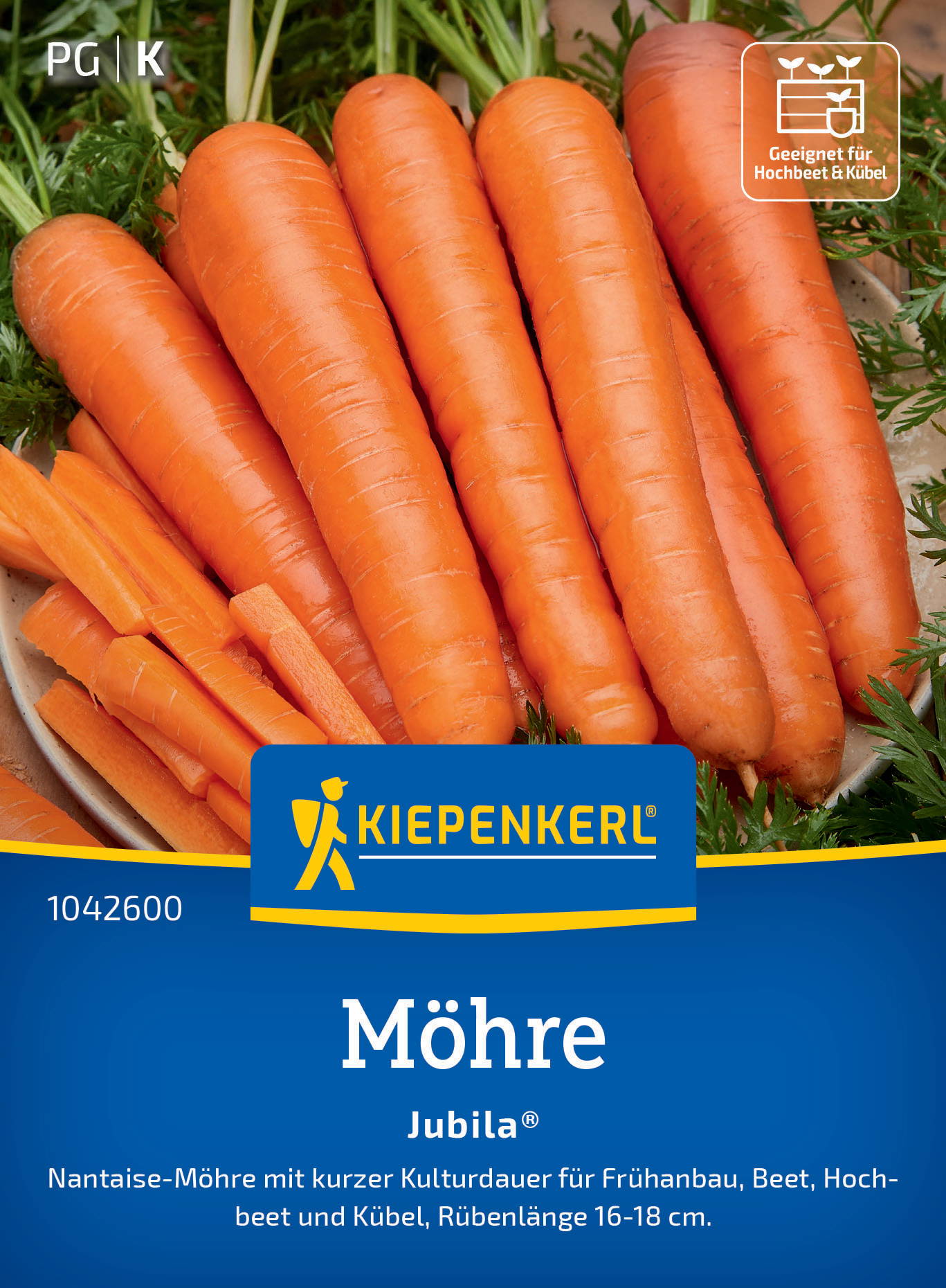 Mehrere orange Möhren mit grünen Blättern auf einer Schale.