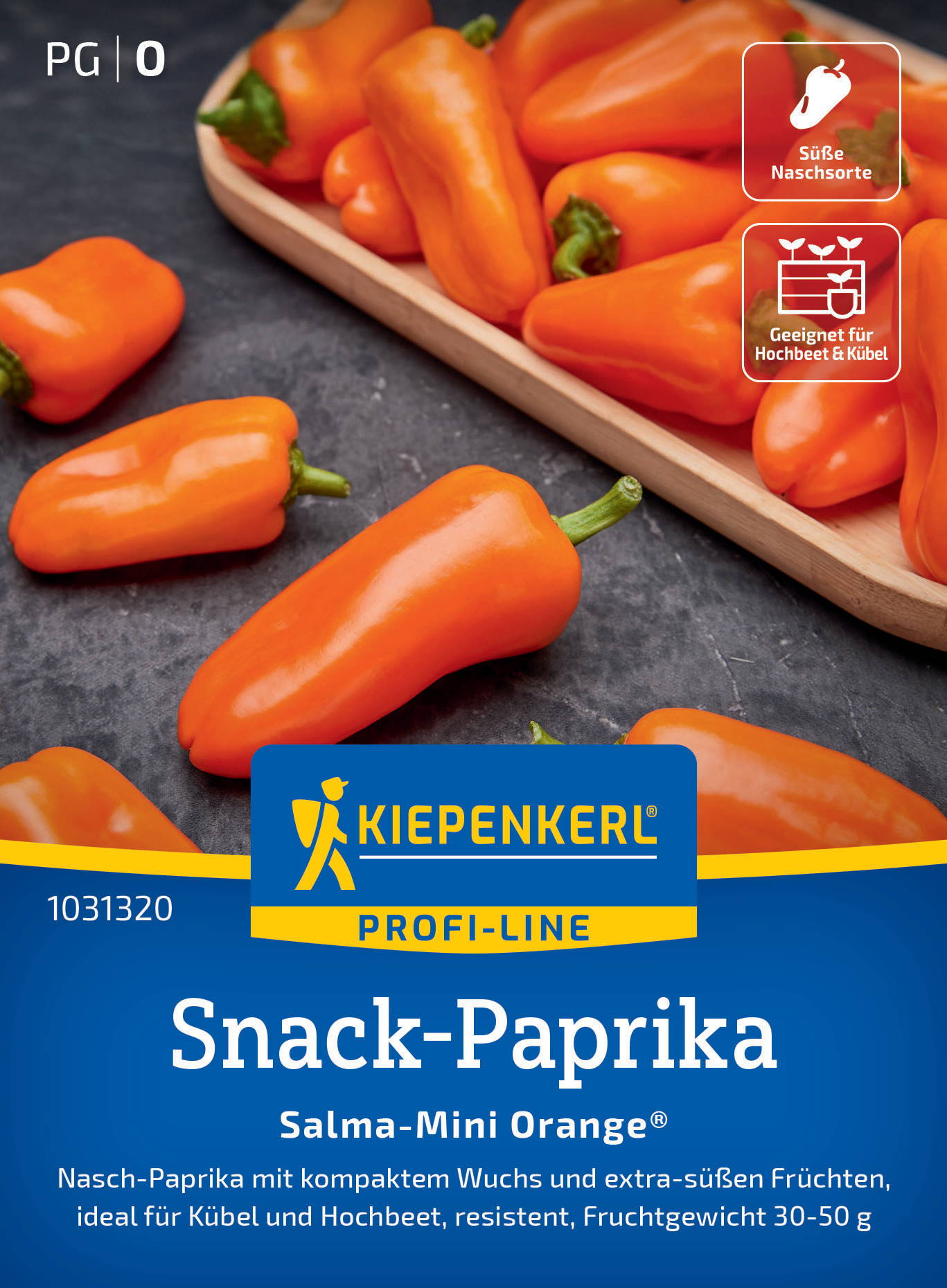 Mehrere kleine orange Paprikaschoten, einige auf einer schwarzen Oberfläche, andere in einem Holztablett.