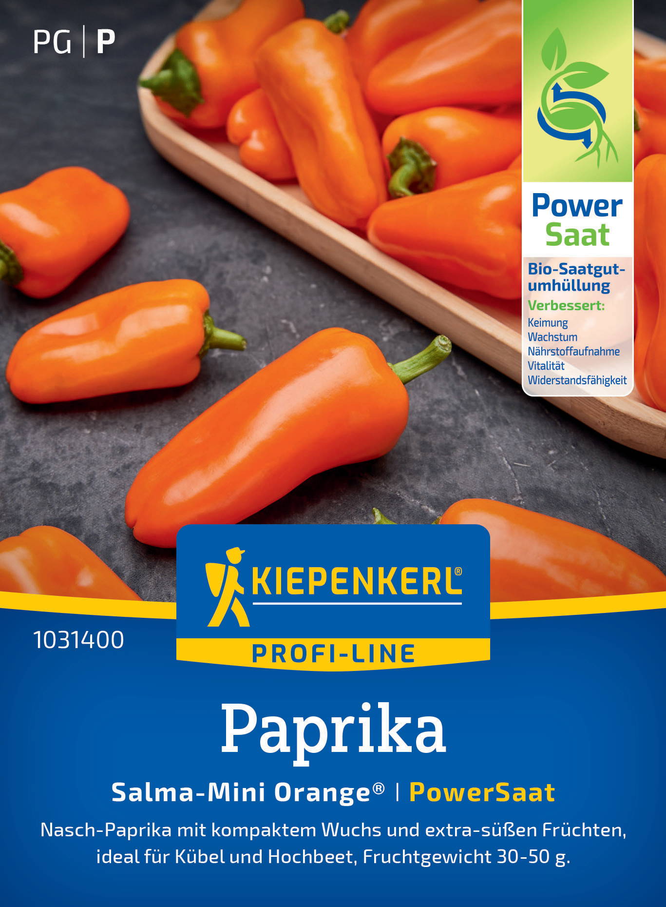 Bündel orange Mini-Paprikas auf dunklem Hintergrund, einige in Holzschale, Verpackung mit Text und Logo.