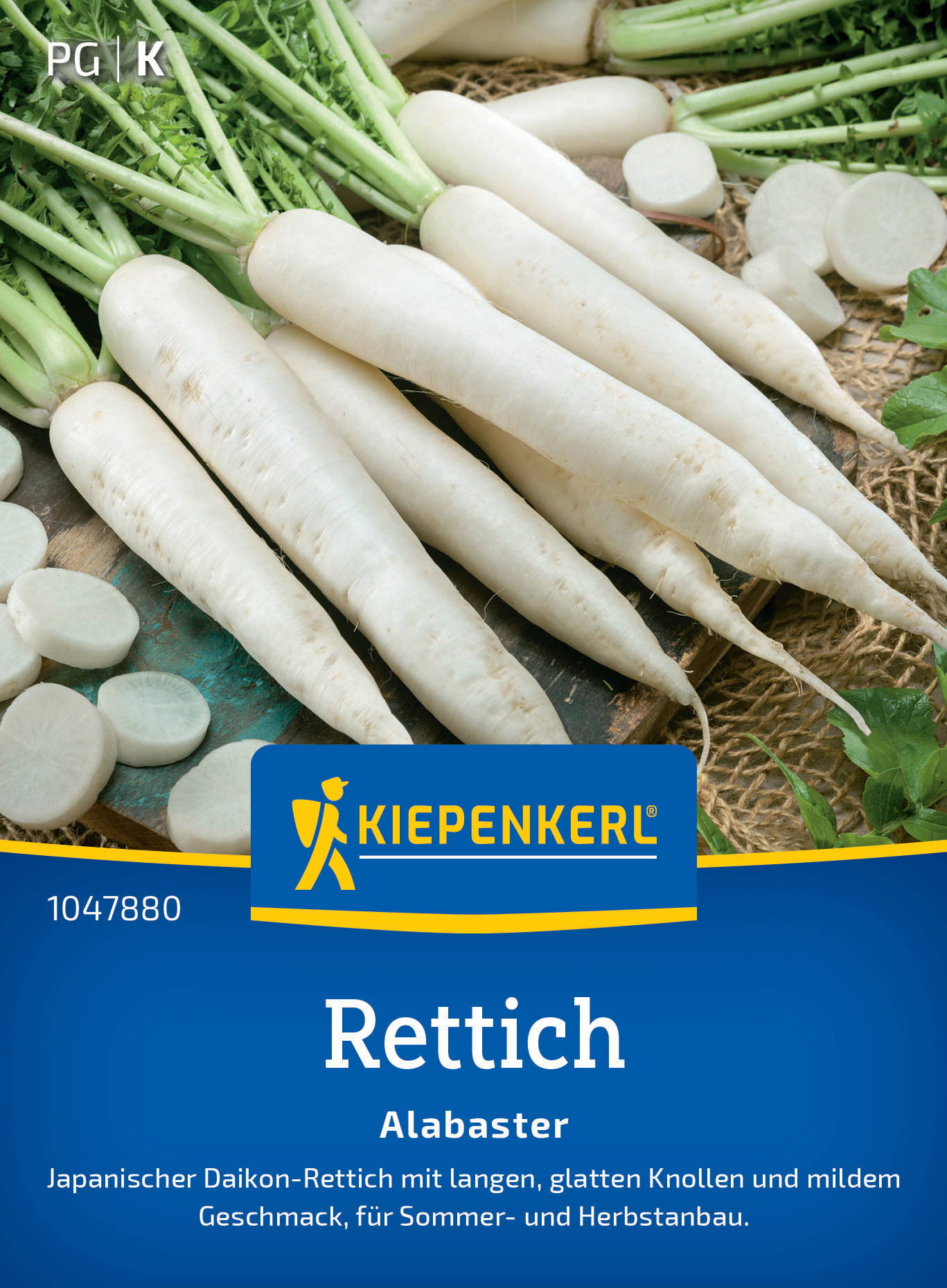 Weiße, lange Rettiche mit grünen Blättern und ein paar Scheiben, auf einem rustikalen Untergrund.