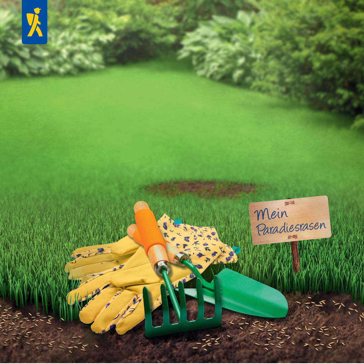 Gartenwerkzeuge, Handschuhe und ein Schild mit "Mein Paradiesrasen" auf einem frisch gemähten Rasen.