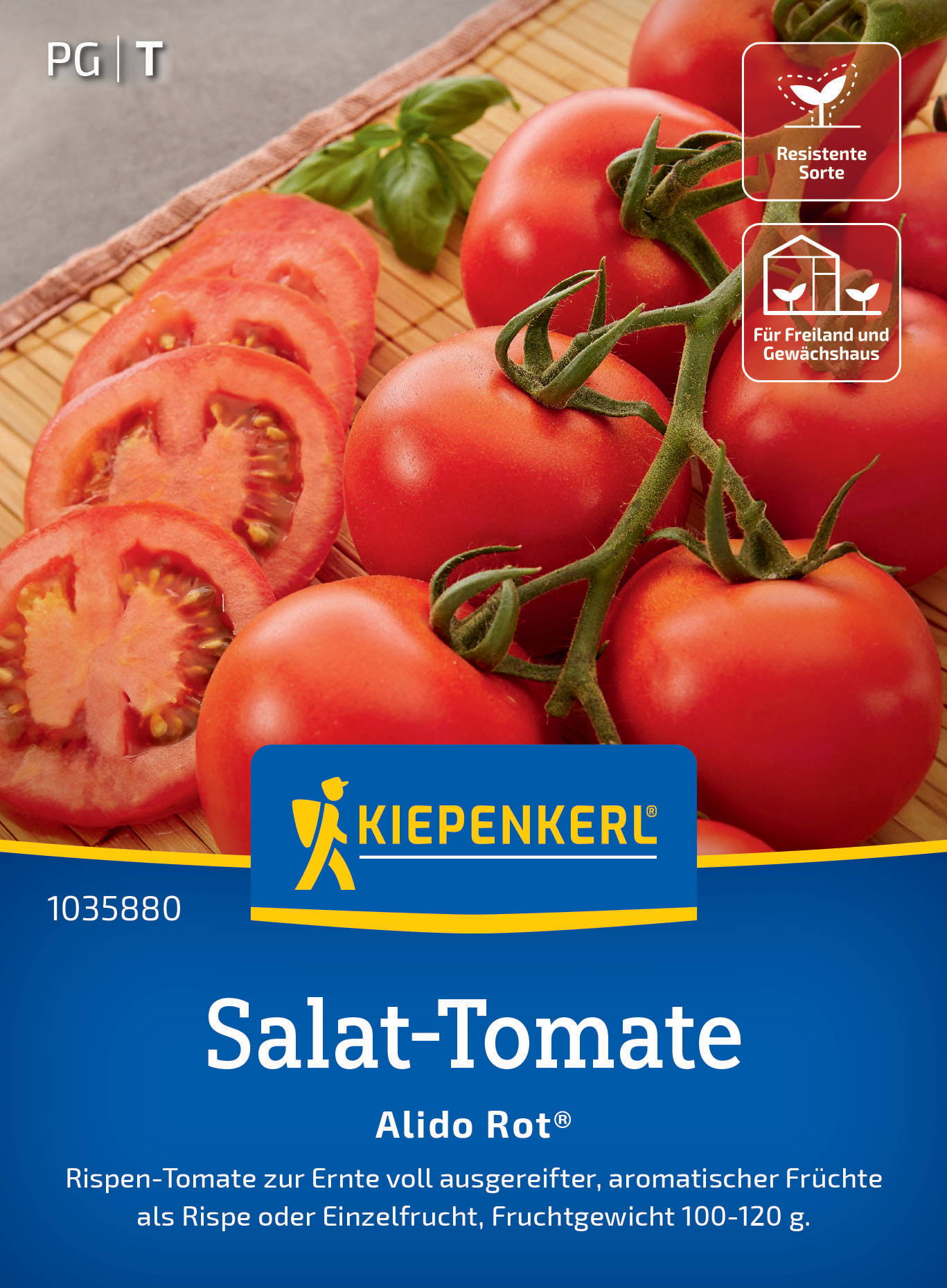 Tomatenscheiben und ganze rote Tomaten auf einem Bambusbrett.
