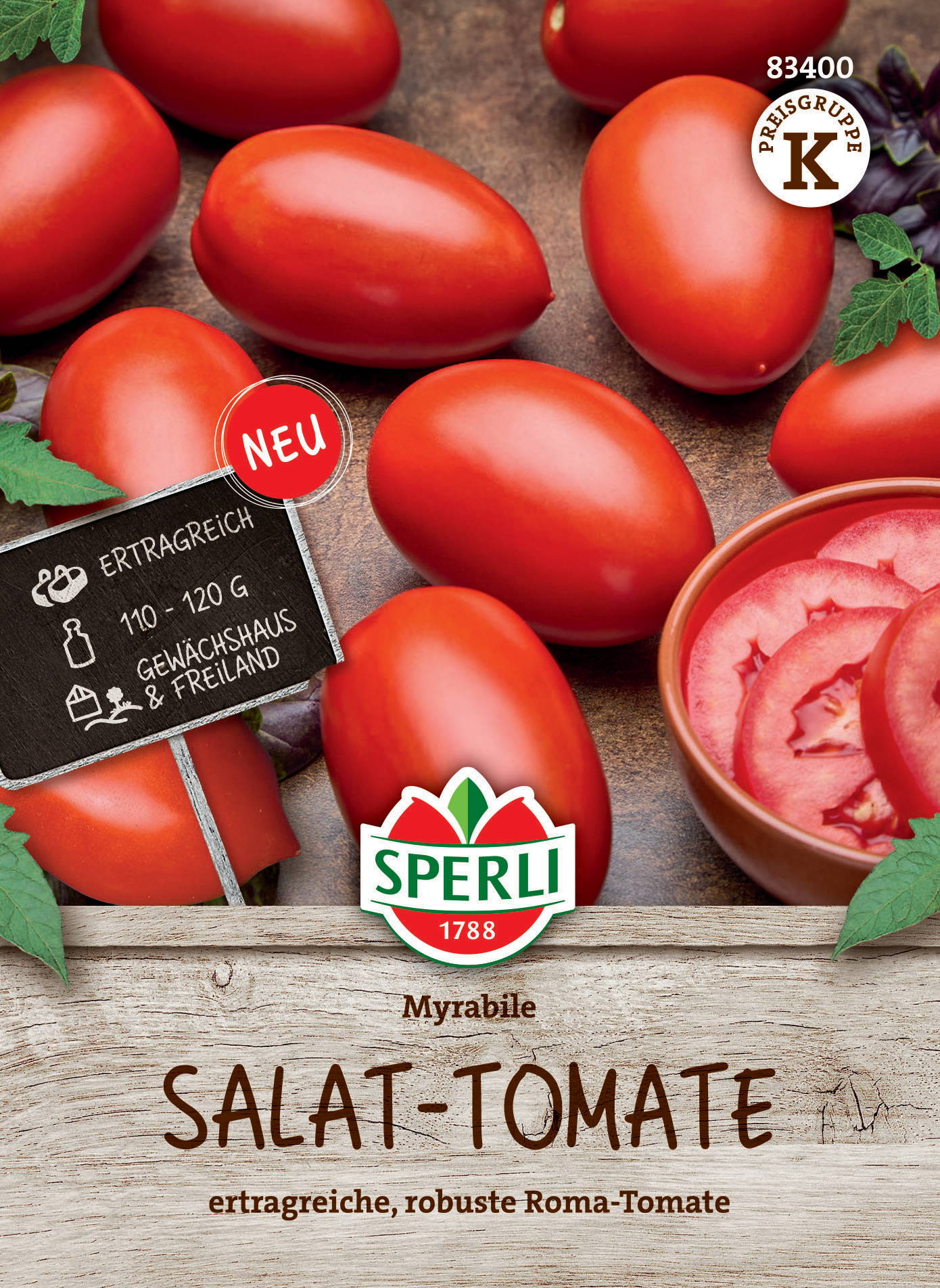 Produktbild Reife Roma-Tomaten auf Holz, einige geschnitten in einer Schüssel, grüner Basilikumzweig.