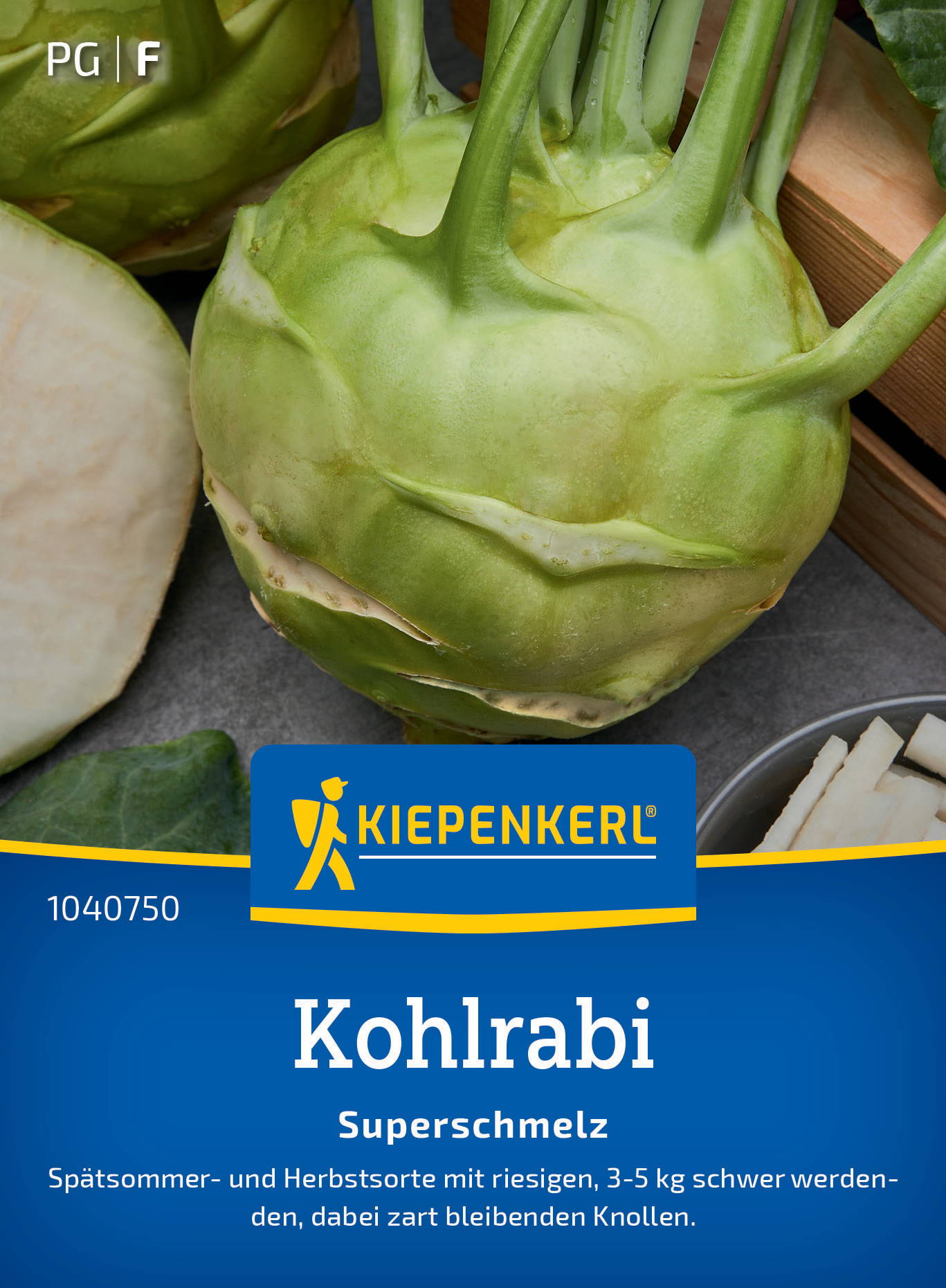Grüner Kohlrabi mit Stielen, daneben ein Halbtoter Kohlrabi, auf einem Braunholzbrett gelegen.
