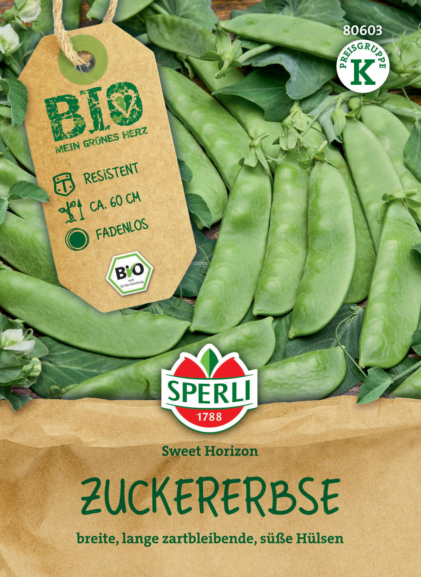 Grüne Zuckererbse mit breiten, langen, zartbleibenden, süßen Hülsen, auf Holzuntergrund, mit Etikett und Logo.