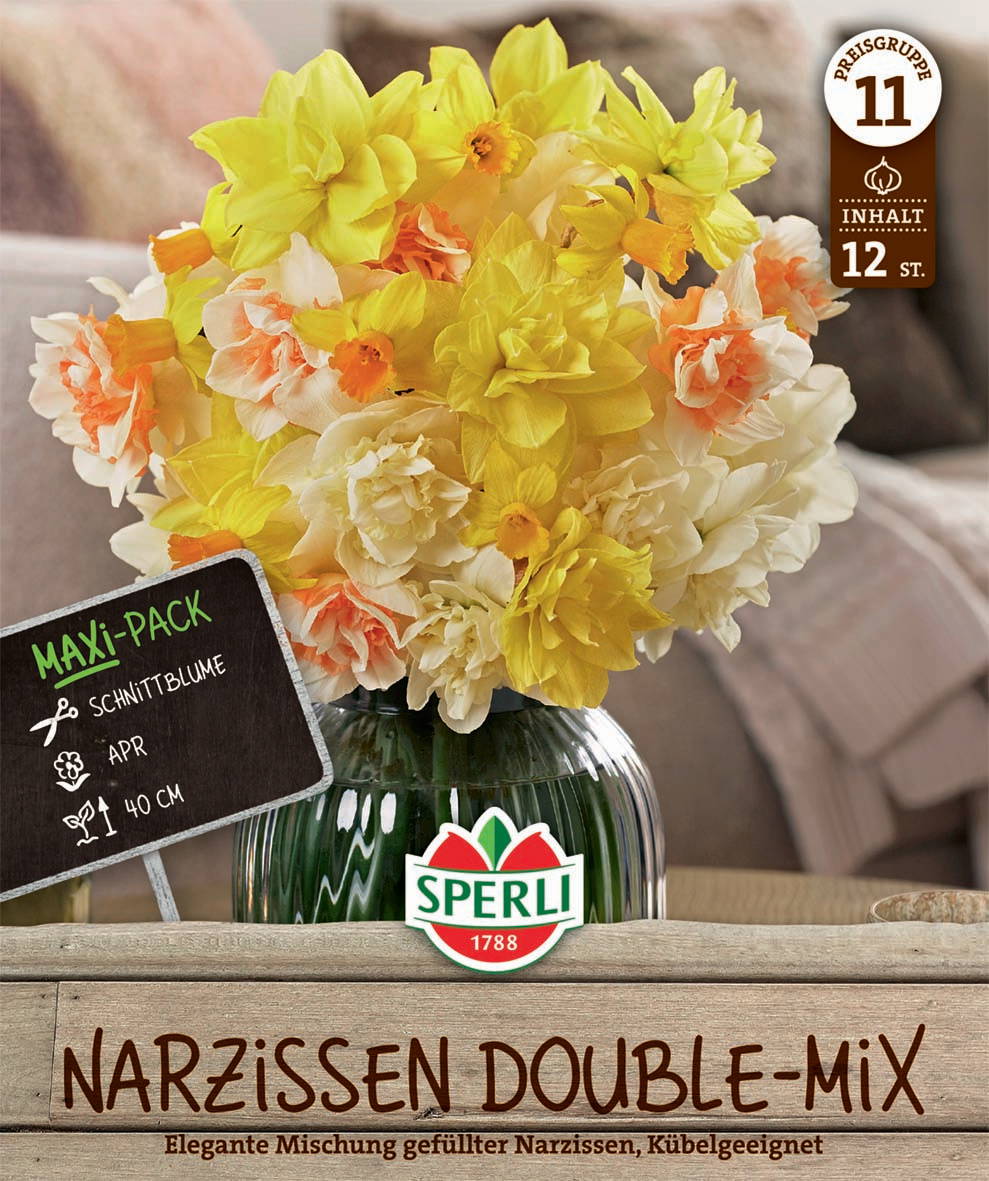 Blumenstrauß mit gelben, weißen und peachfarbenen Nelken in Glasvase auf Holztisch.