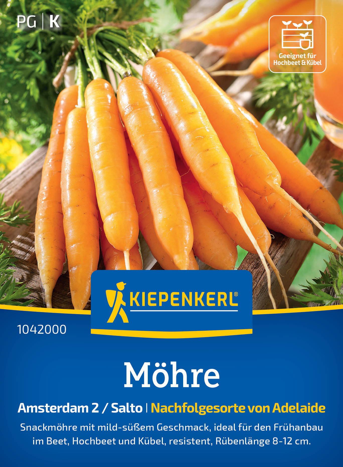 Bündel orange Karotten mit grünen Blättern auf Holzplatte, Gemüse im Hintergrund.